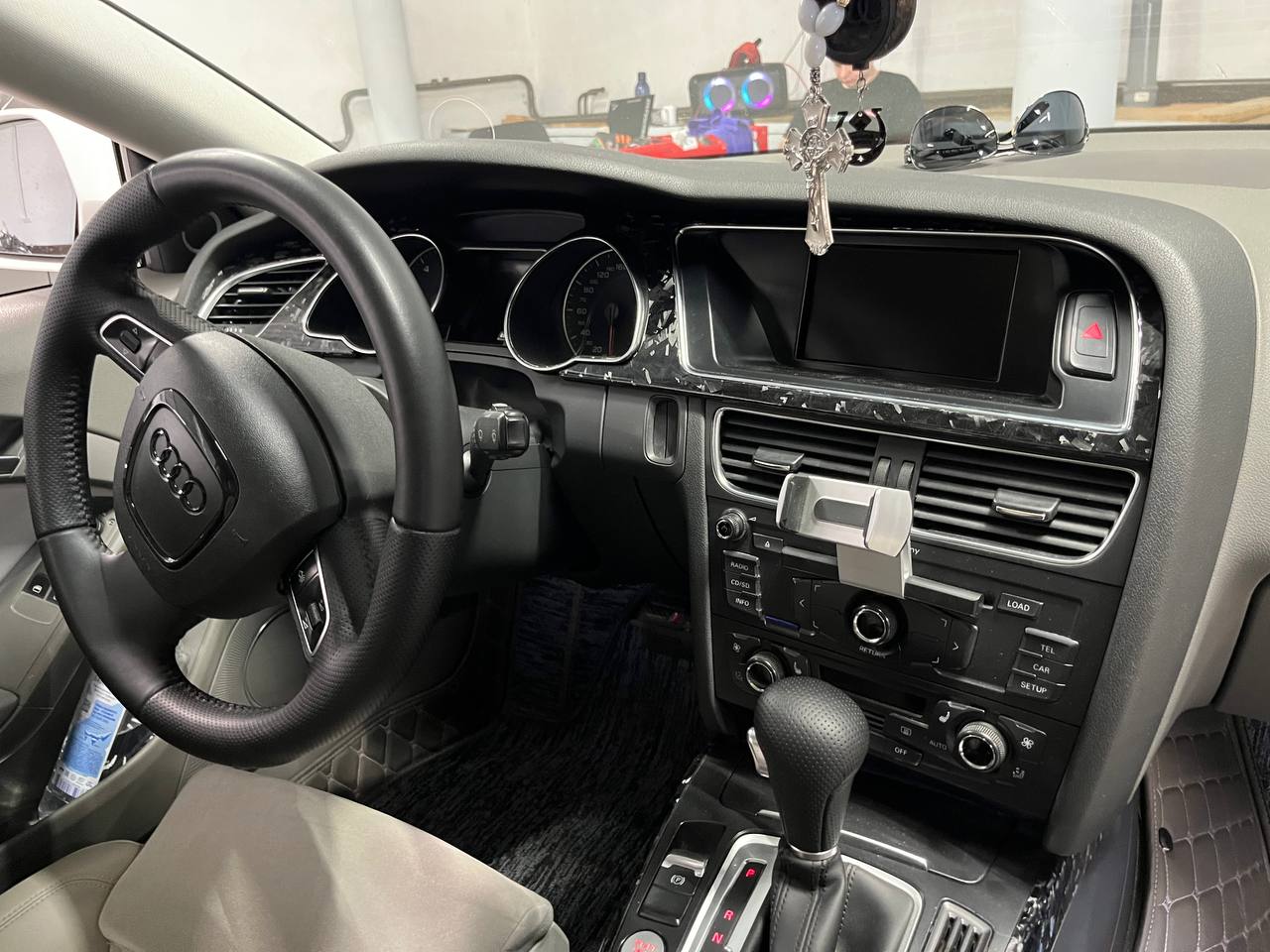 Штатный экран Audi A5 до установки TEYES LUX ONE