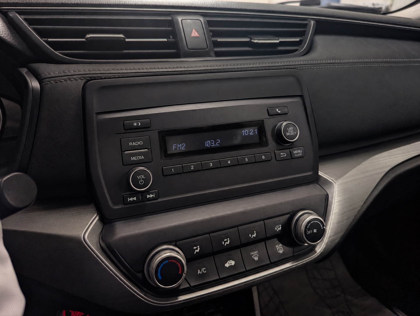 Иллюстрация штатной мультимедиа Honda Envix (2020) до установки TEYES CC3 2K в Новосибирске
