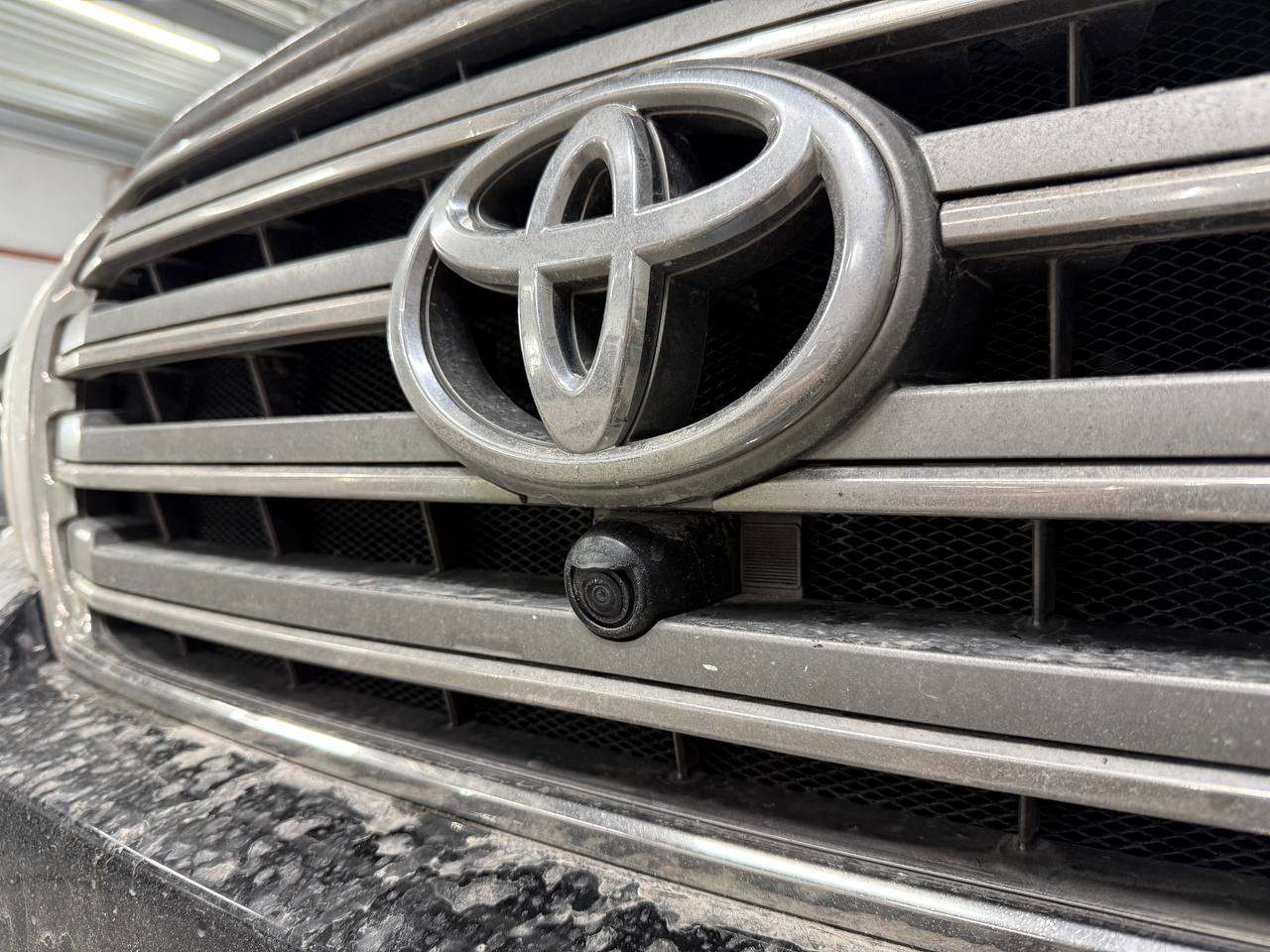 Элемент системы камер кругового обзора для Toyota Land Cruiser 200.