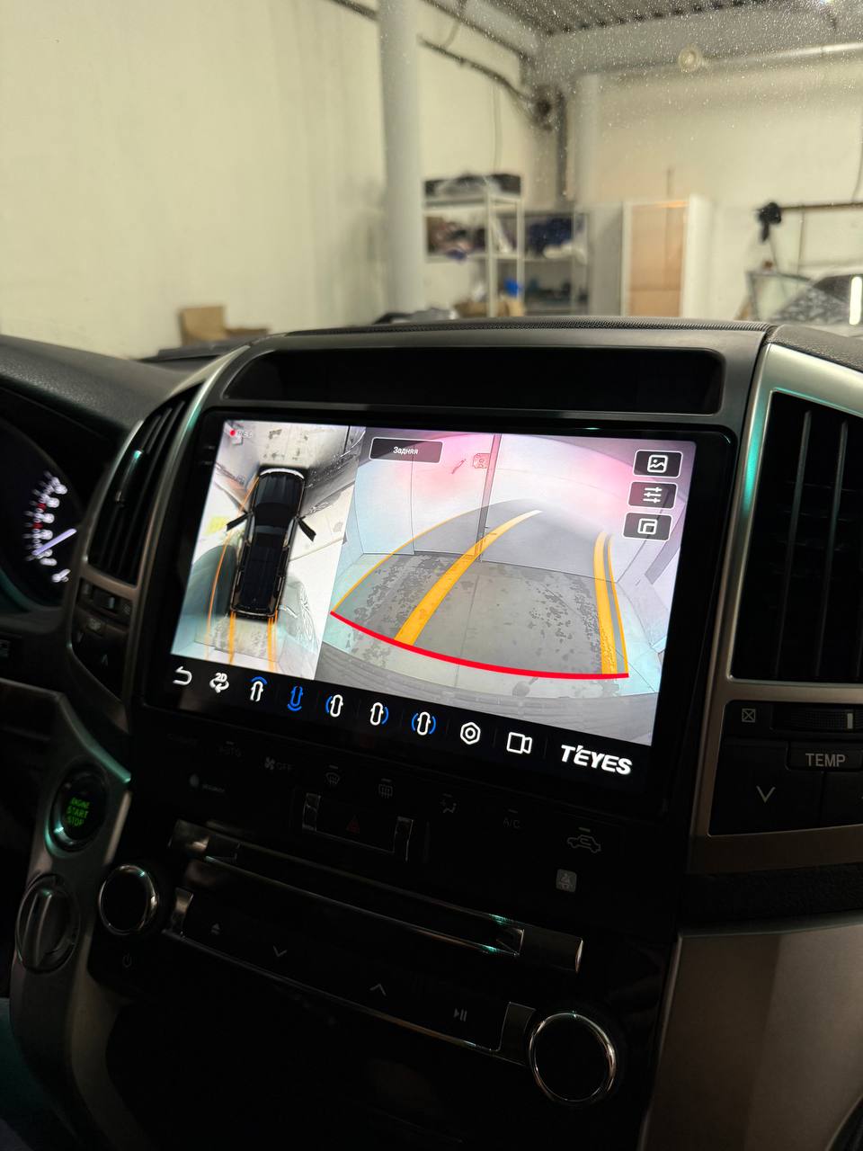 Интерфейс системы кругового обзора 360° в Toyota Land Cruiser 200.