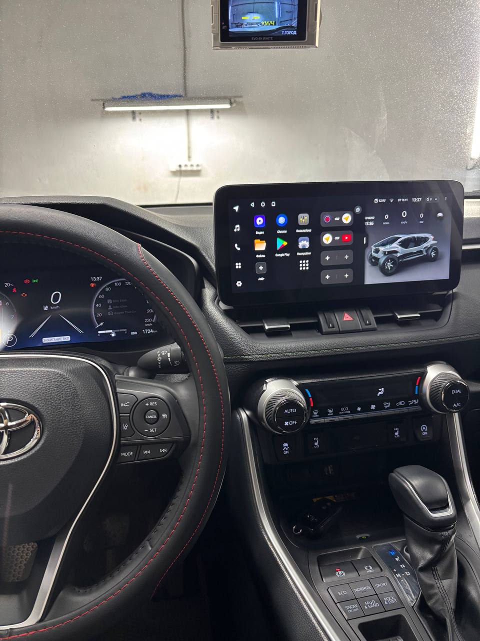 Навигация и приложения на штатном экране Toyota RAV4.
