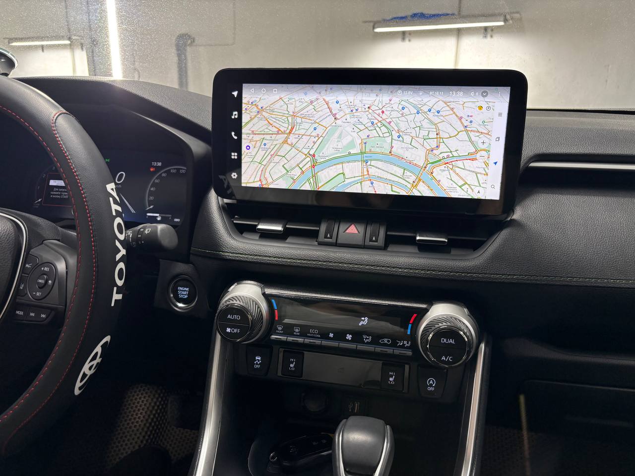 Интерфейс настроенной системы в Toyota RAV4.