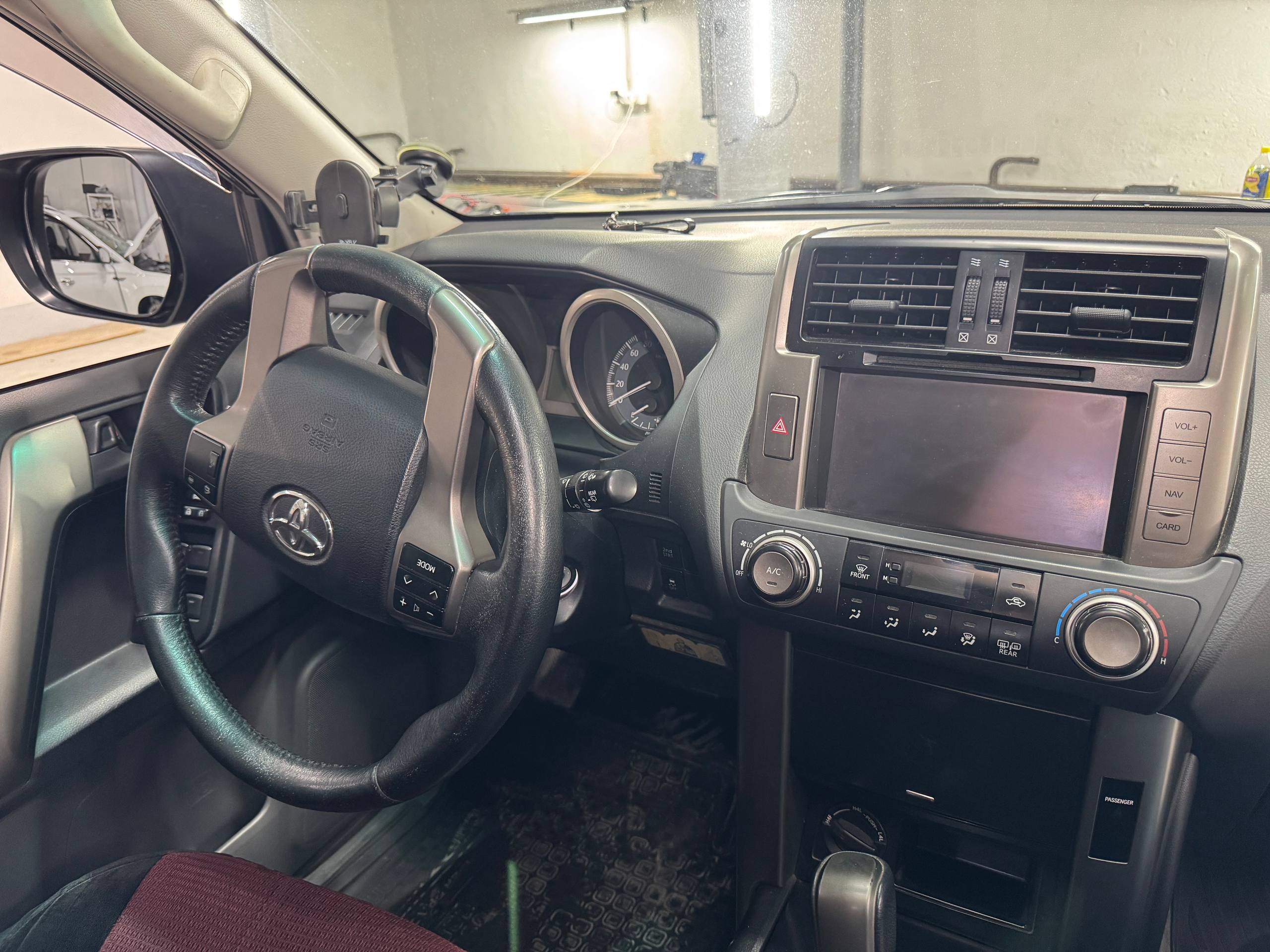Центральная панель Toyota Land Cruiser Prado 150 до выполнения работ.