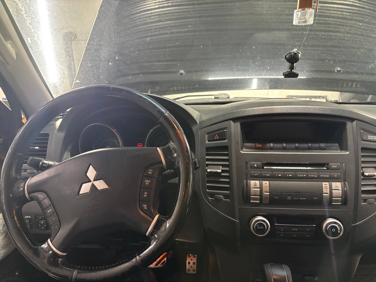 Центральная панель Mitsubishi Pajero до выполнения работ.