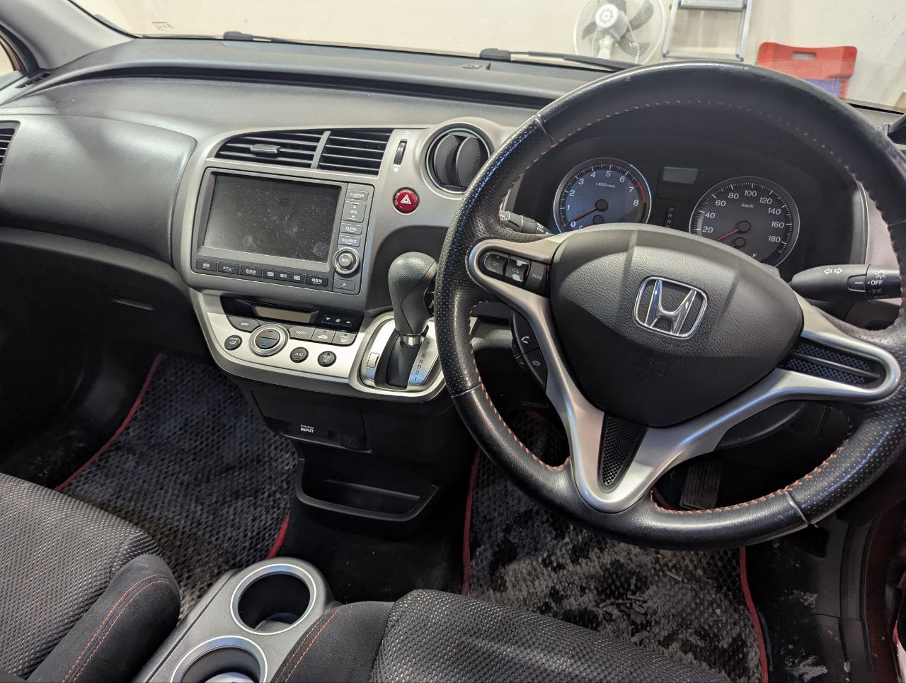 Штатная мультимедиа Honda steam до установки TEYES Spro Plus в Новосибирске