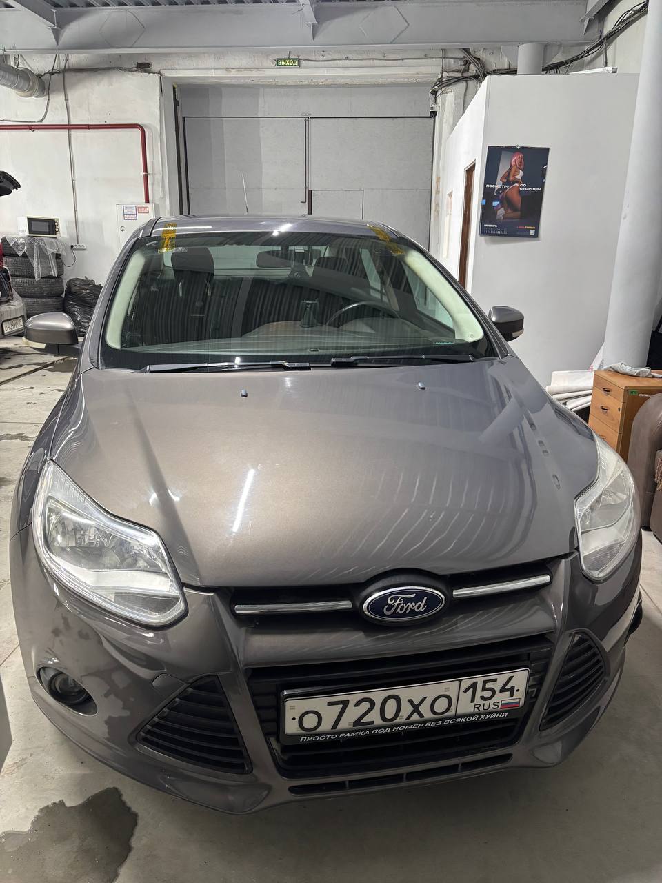 Видеорегистратор, установленный в Ford Focus.