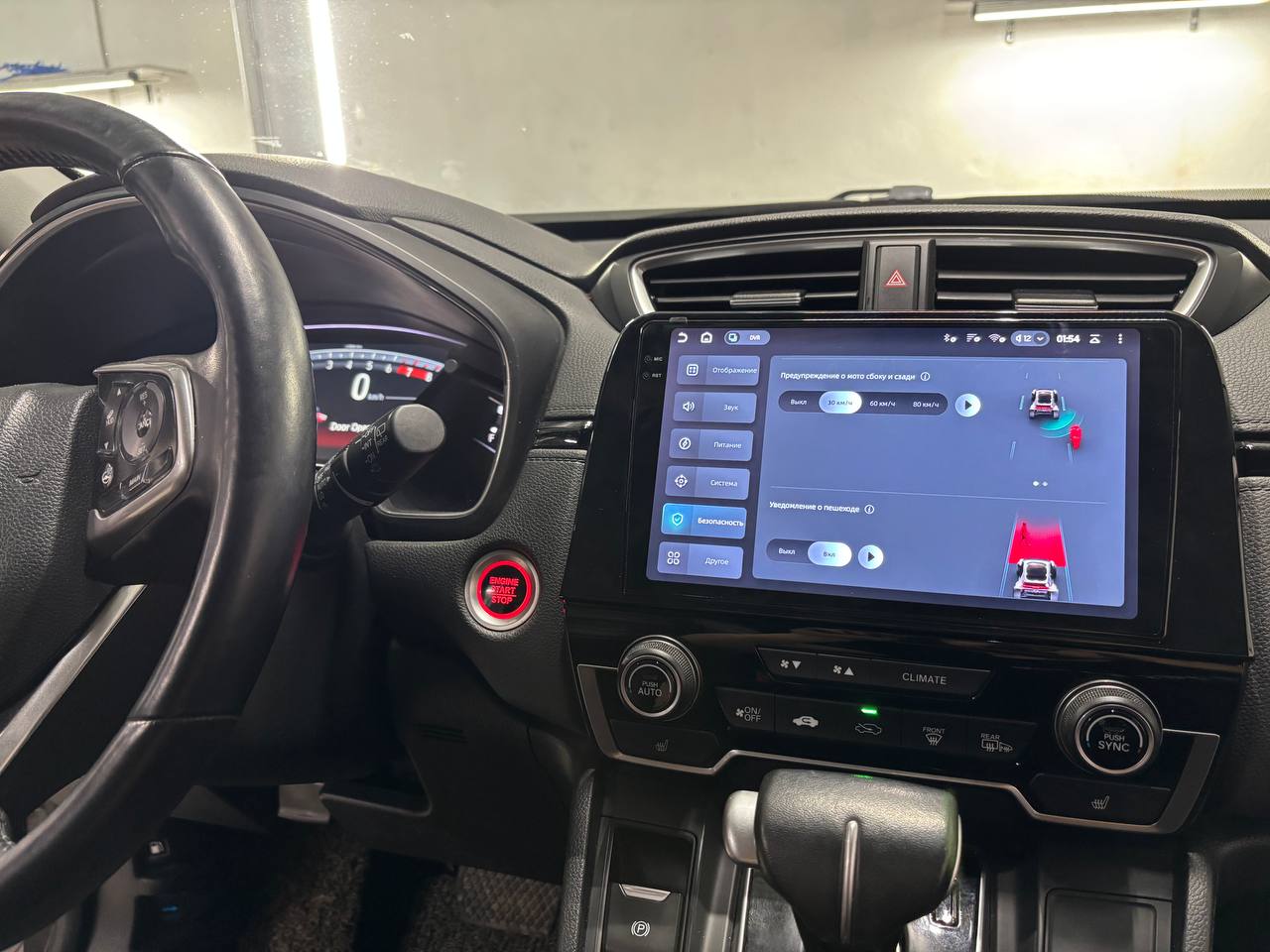 Интерфейс видеорегистратора на экране мультимедиа Honda CR-V.