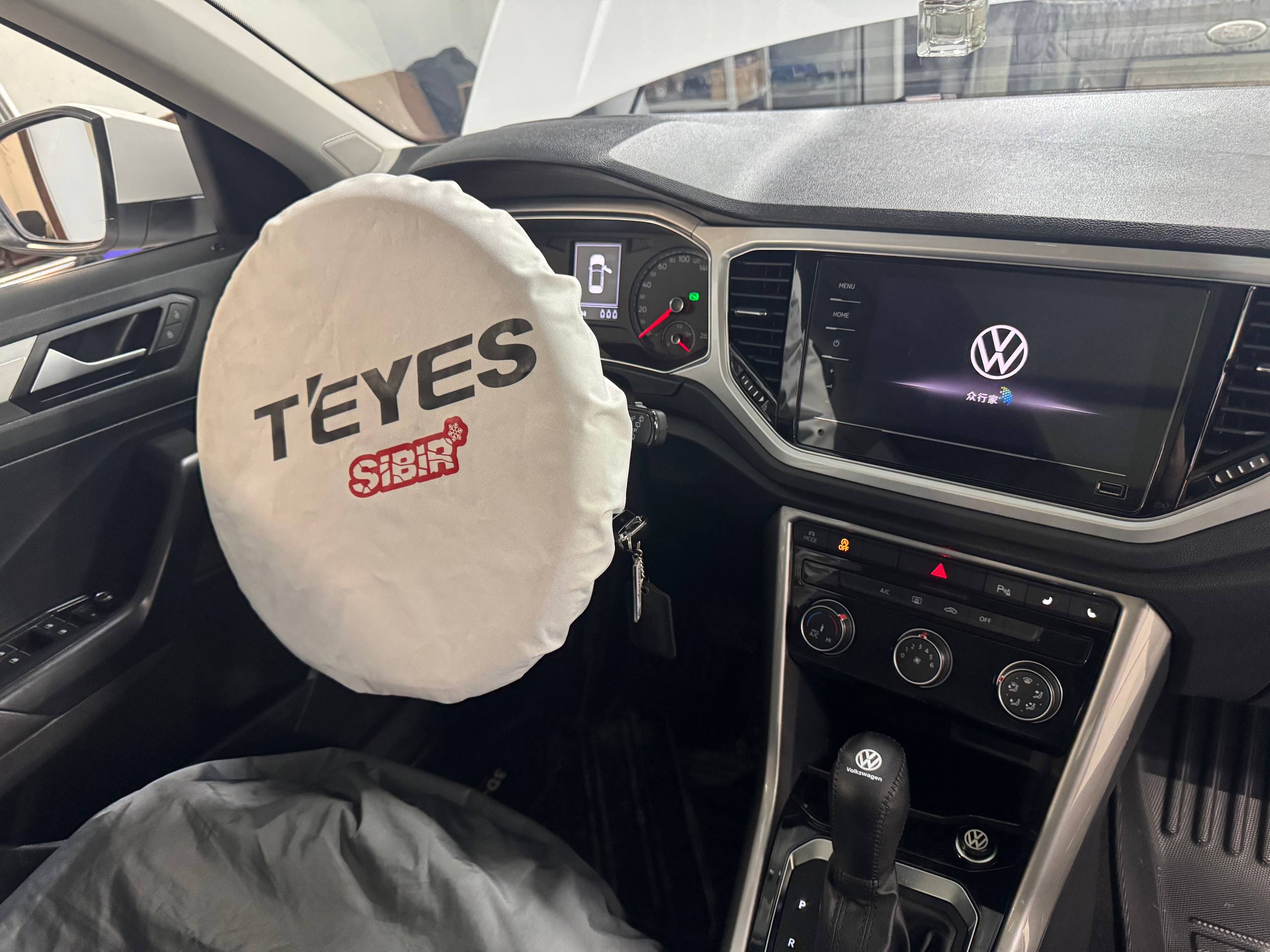 Центральная панель Volkswagen T-Roc до выполнения работ.