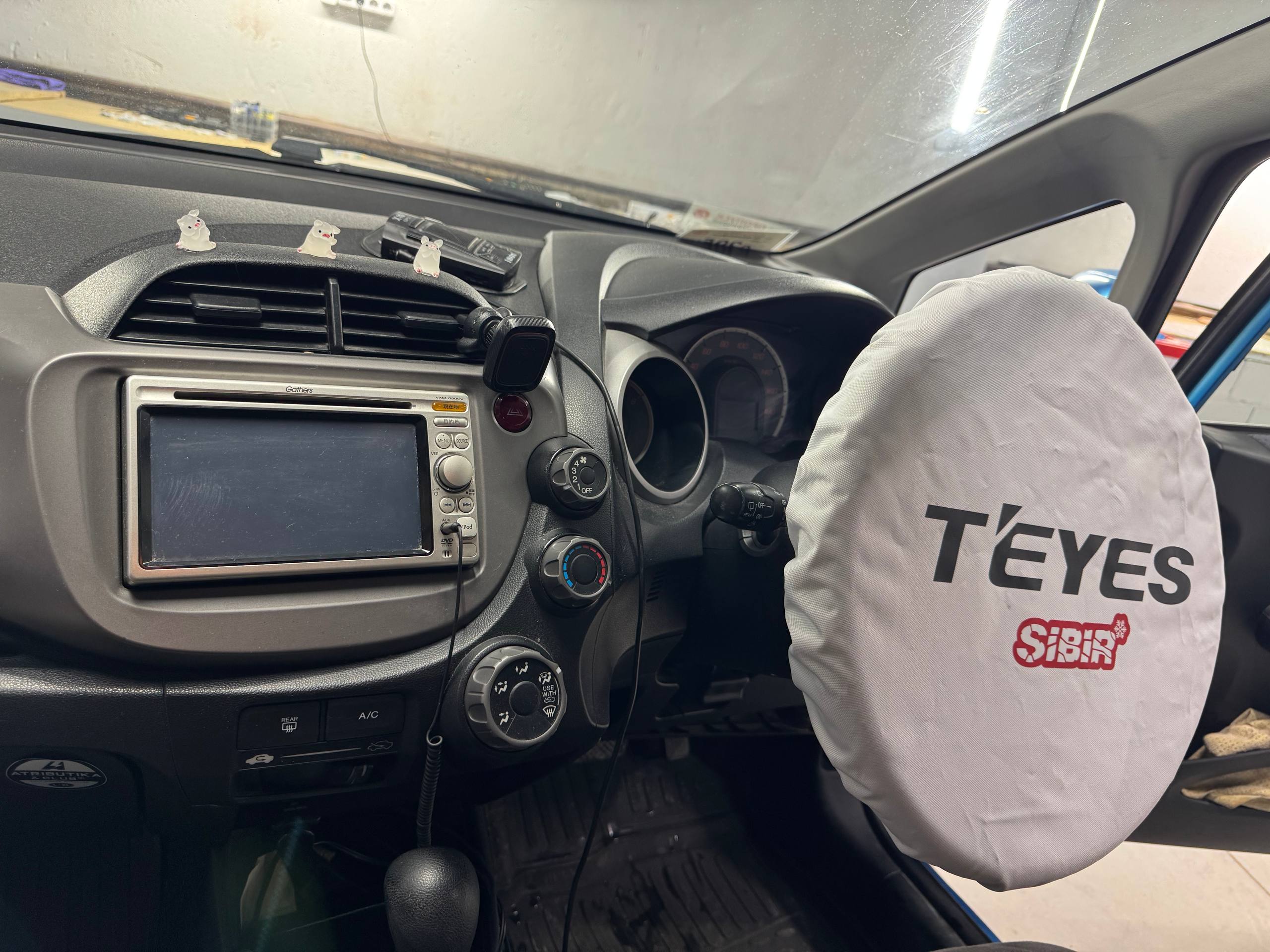 Центральная консоль Honda Fit до замены мультимедиа.