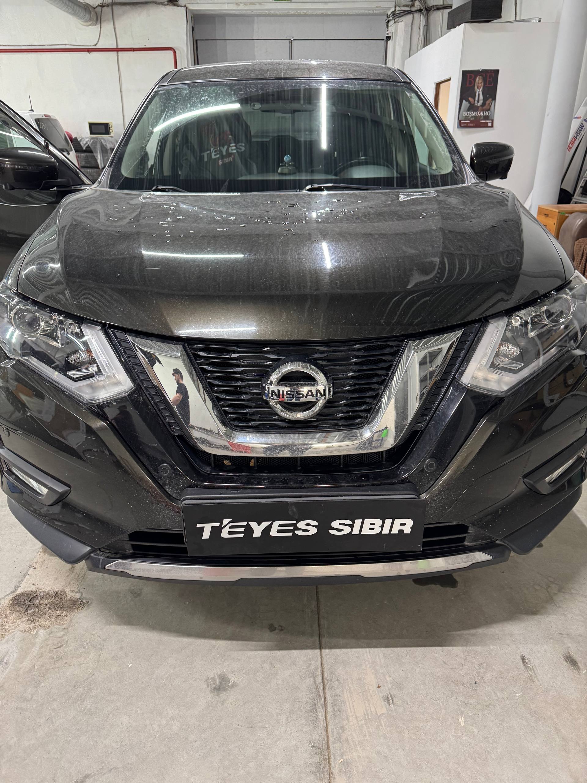 Nissan X-Trail в установочном центре.