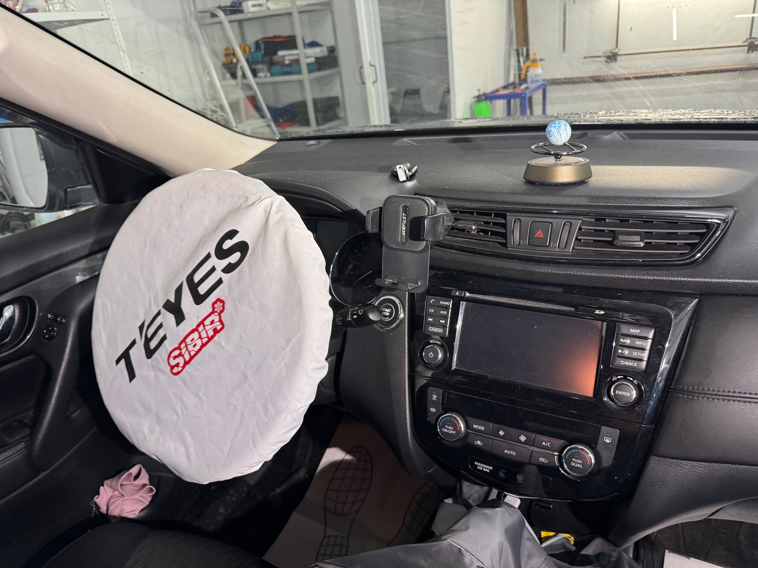 Центральная панель Nissan X-Trail до установки.