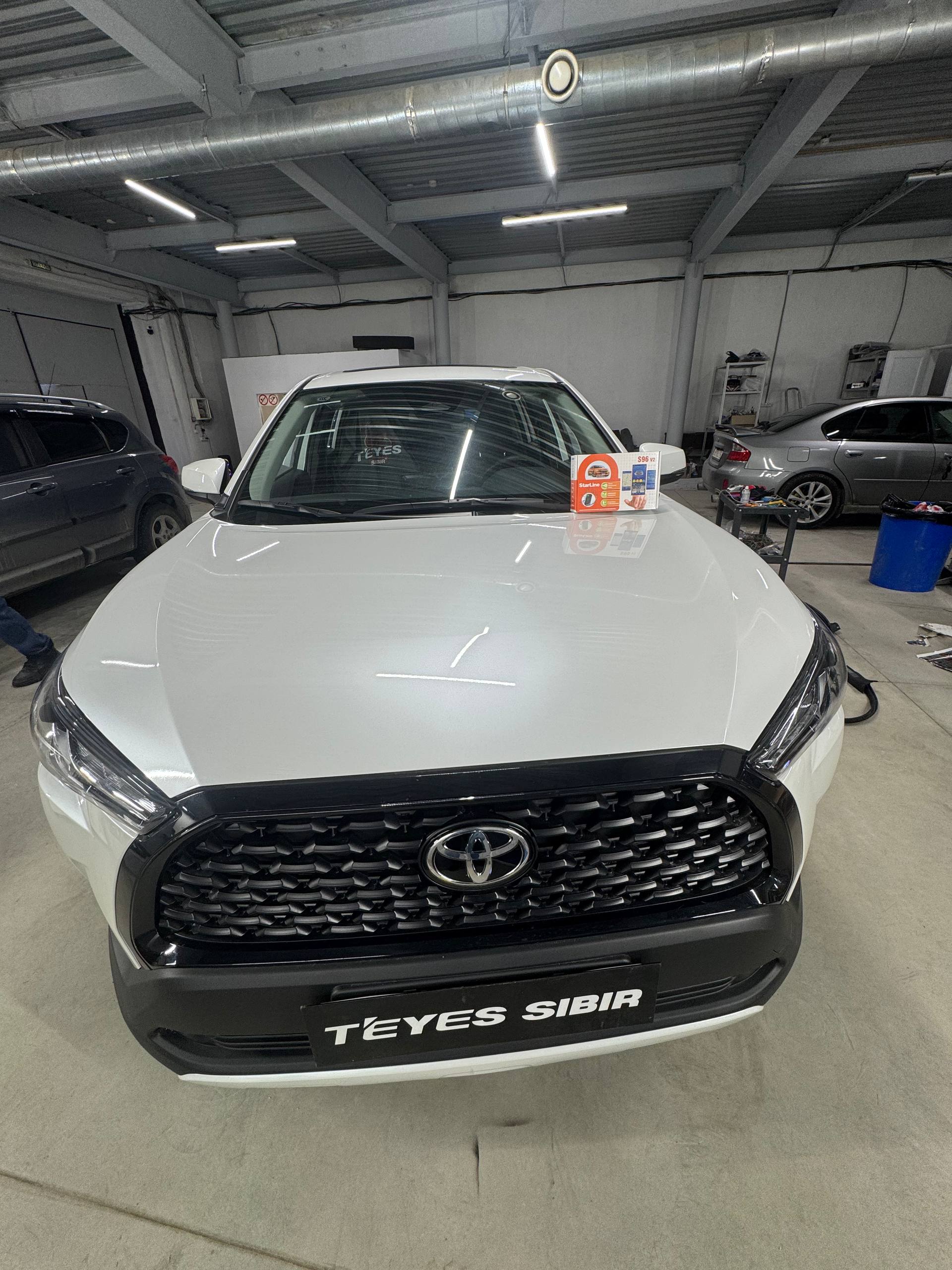 Белая Toyota Corolla Cross и комплект StarLine S96 v2