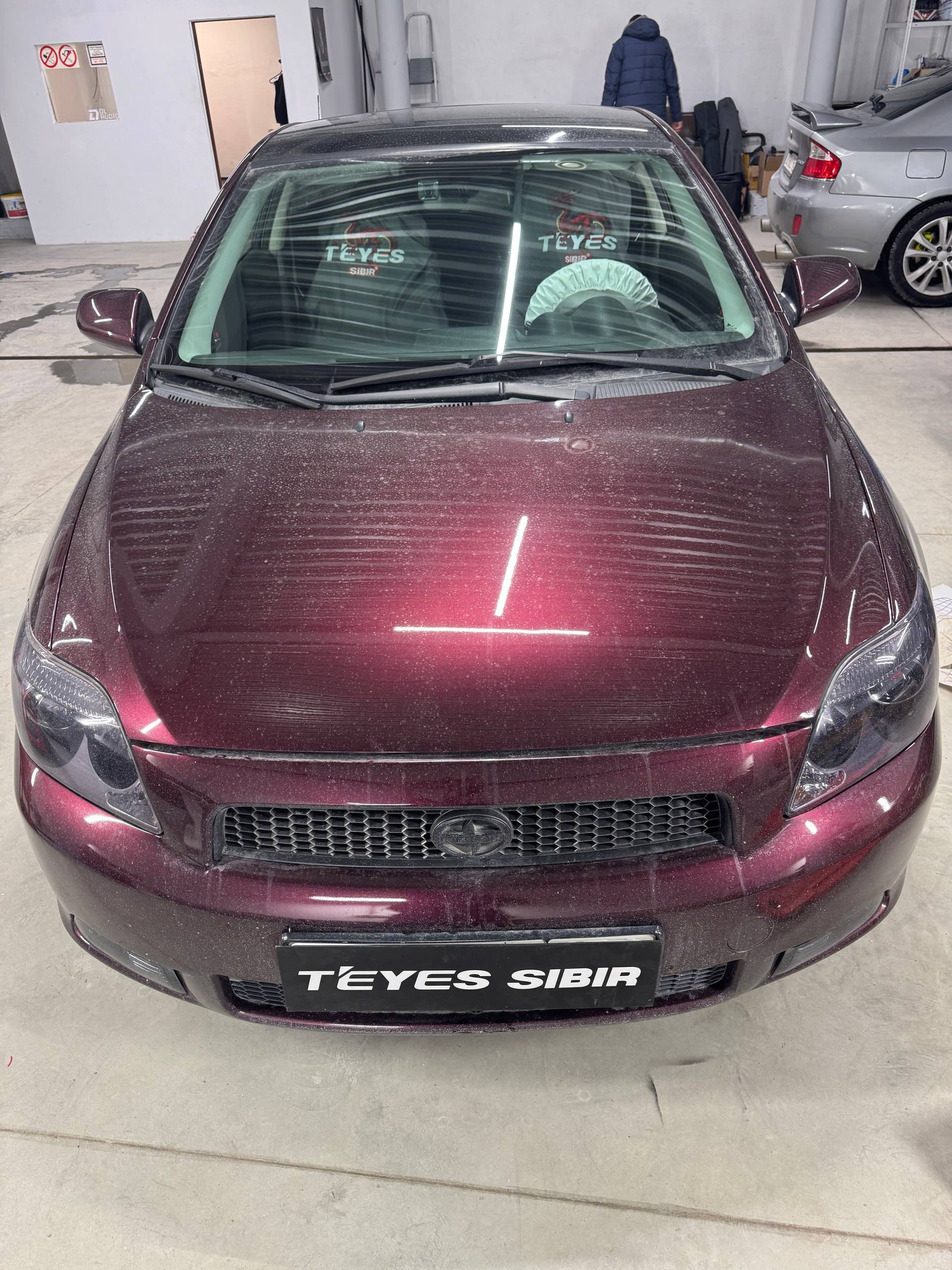 Scion tC в установочном центре.
