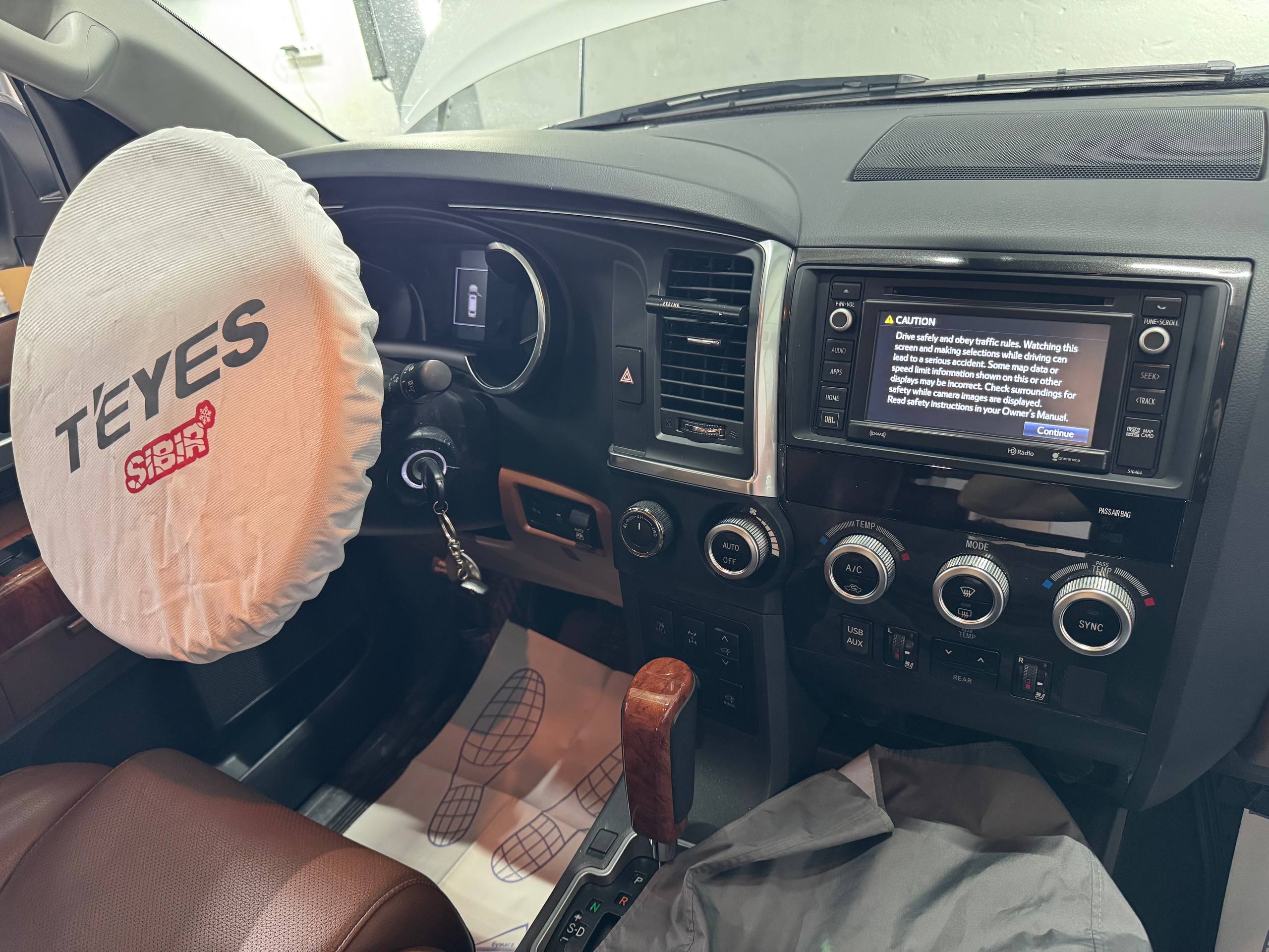 Центральная панель Toyota Tundra до выполнения работ.