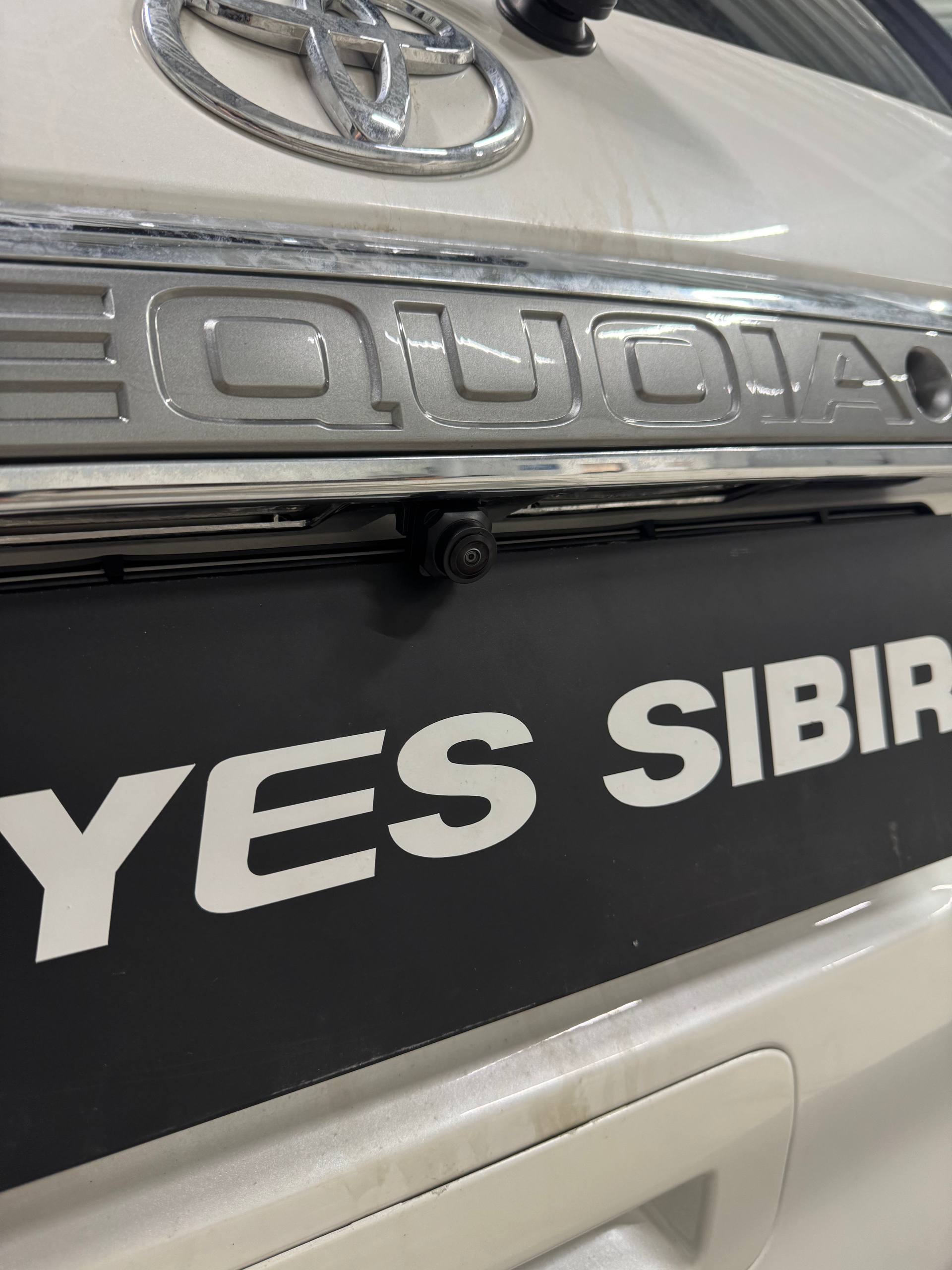 Камера заднего вида для Toyota Tundra.