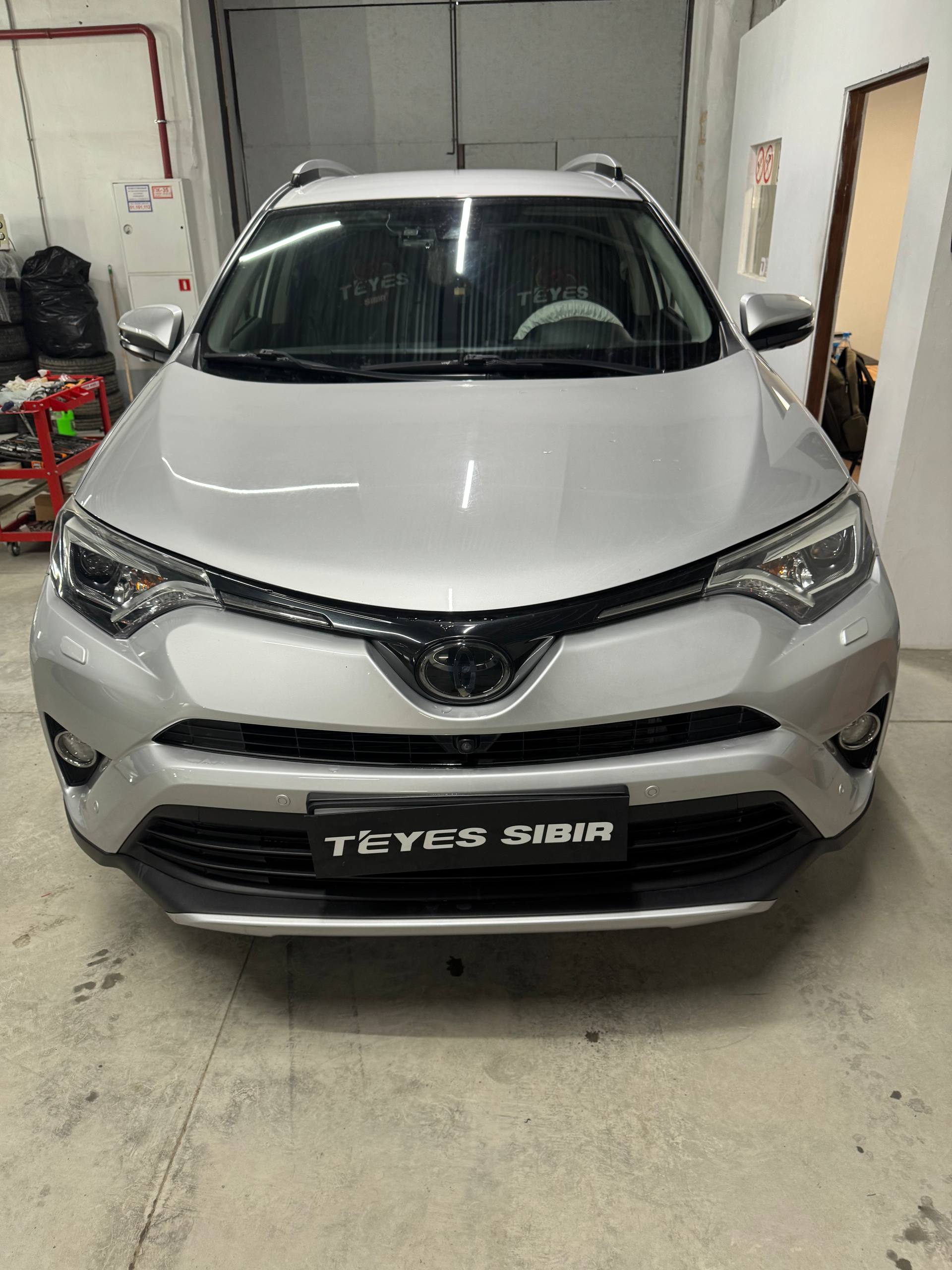 Toyota RAV4 в установочном центре.