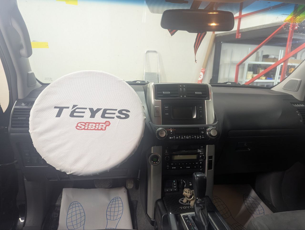 Штатная мультимедиа Toyota Land Cruiser Prado 150 (2011) до установки TEYES CC3 2K в Новосибирске