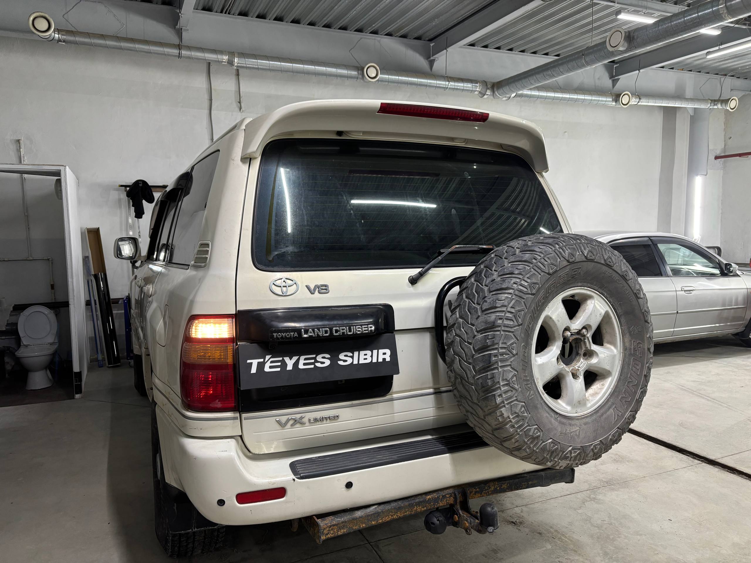 Toyota Land Cruiser 100 в установочном центре.