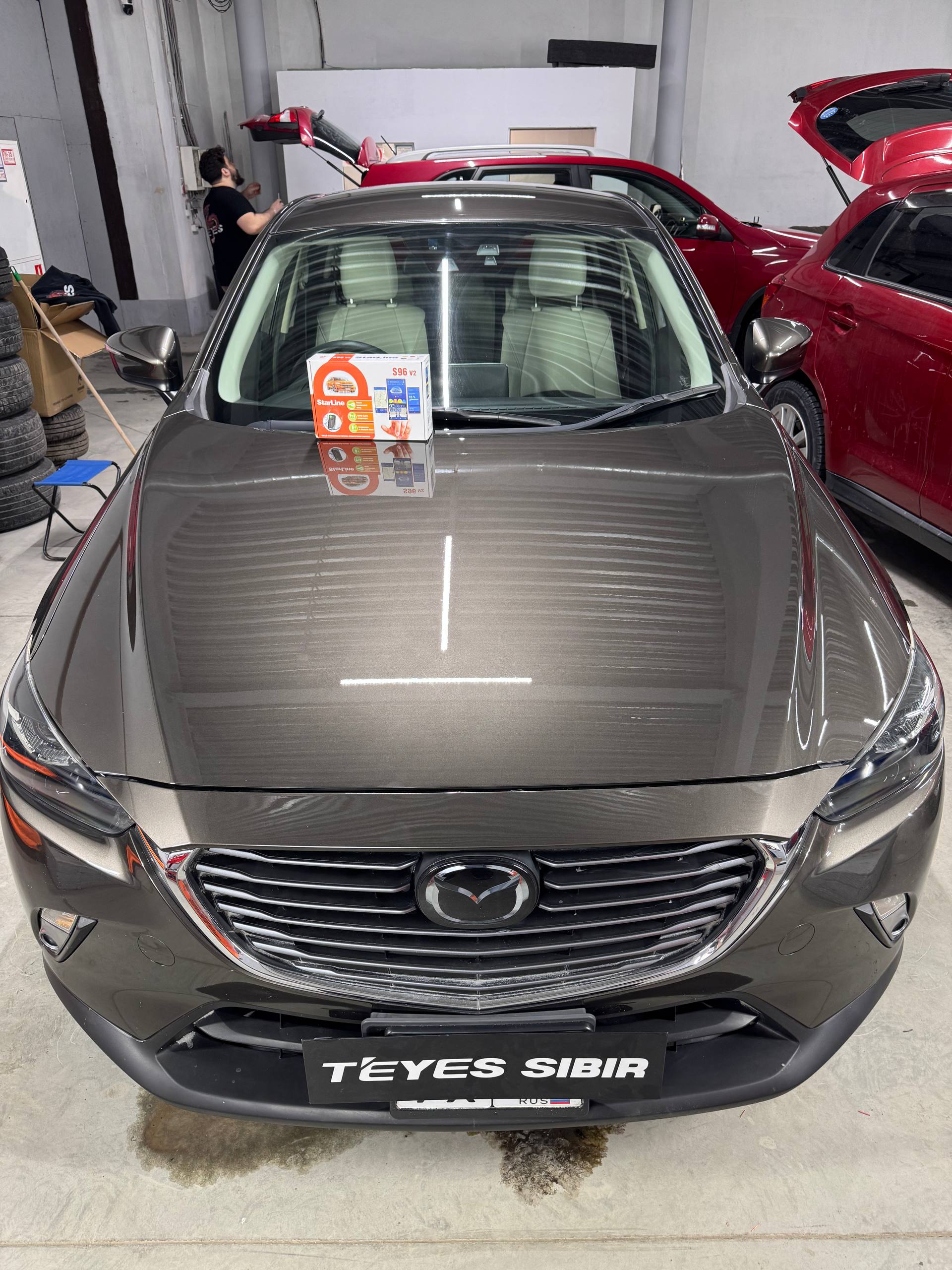 Праворульная Mazda CX-3 в установочном боксе с упаковкой StarLine S96 v2.