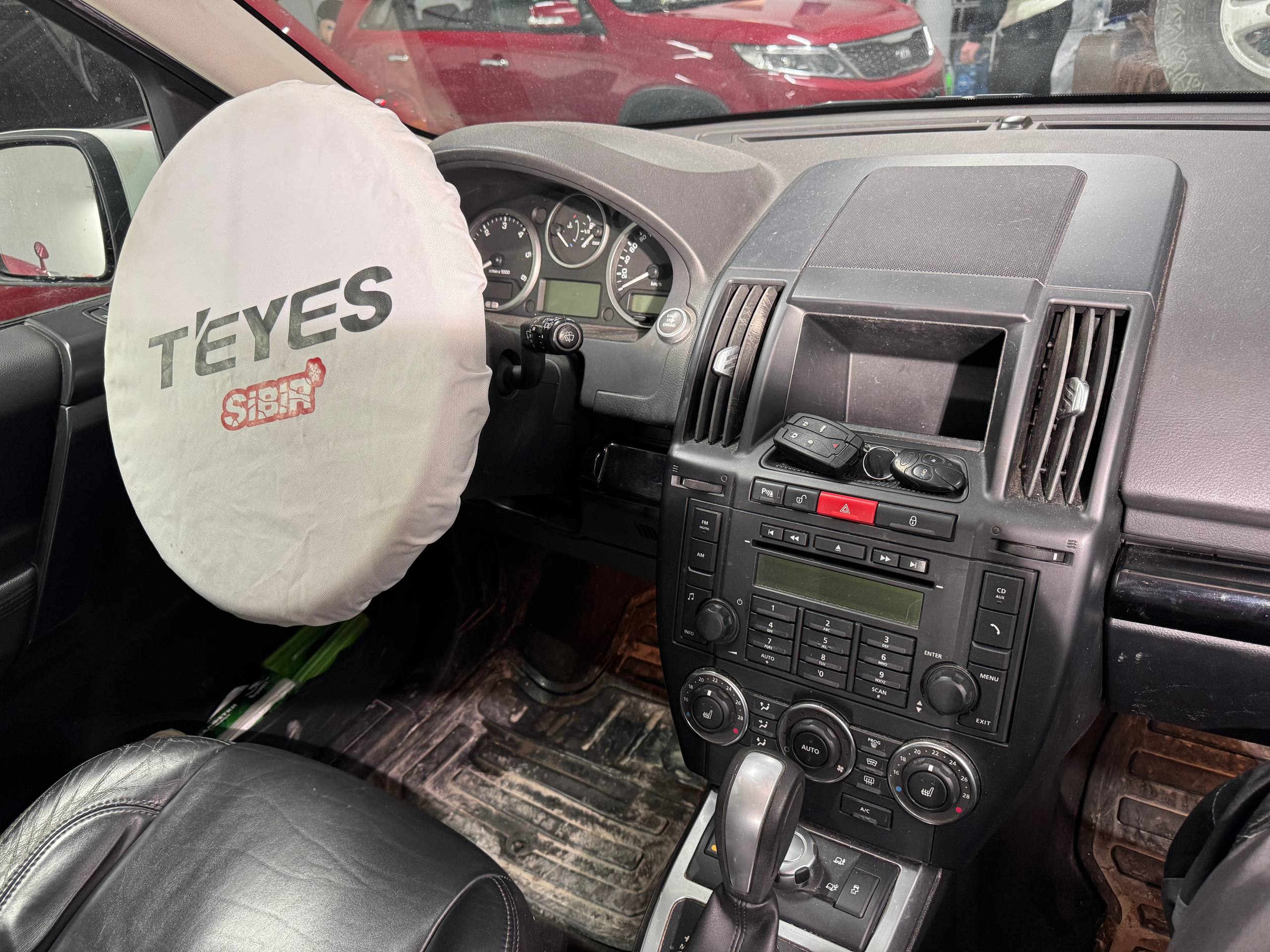 Центральная панель Land Rover Freelander 2 до установки TEYES