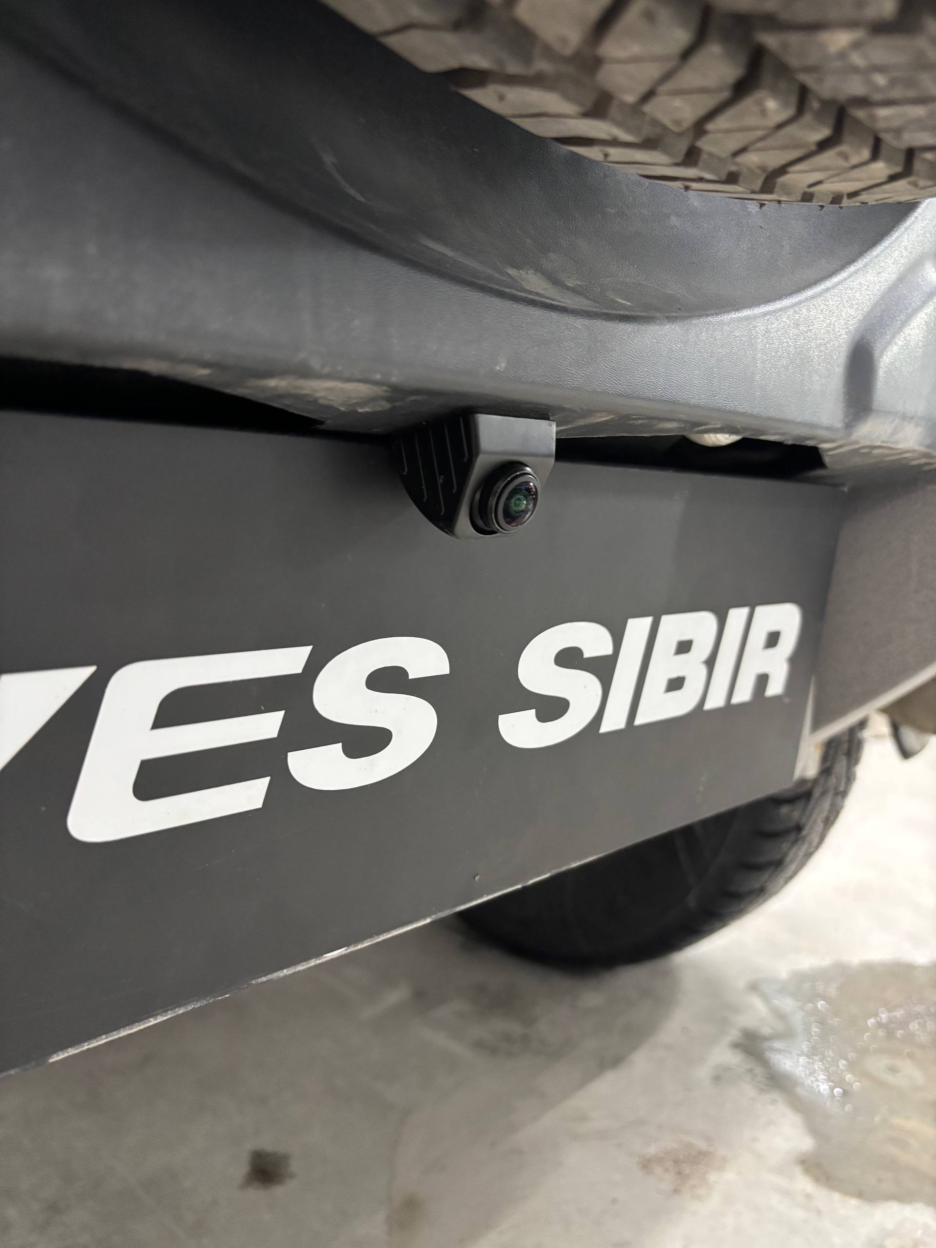 Задняя камера Suzuki Jimny крупным планом.