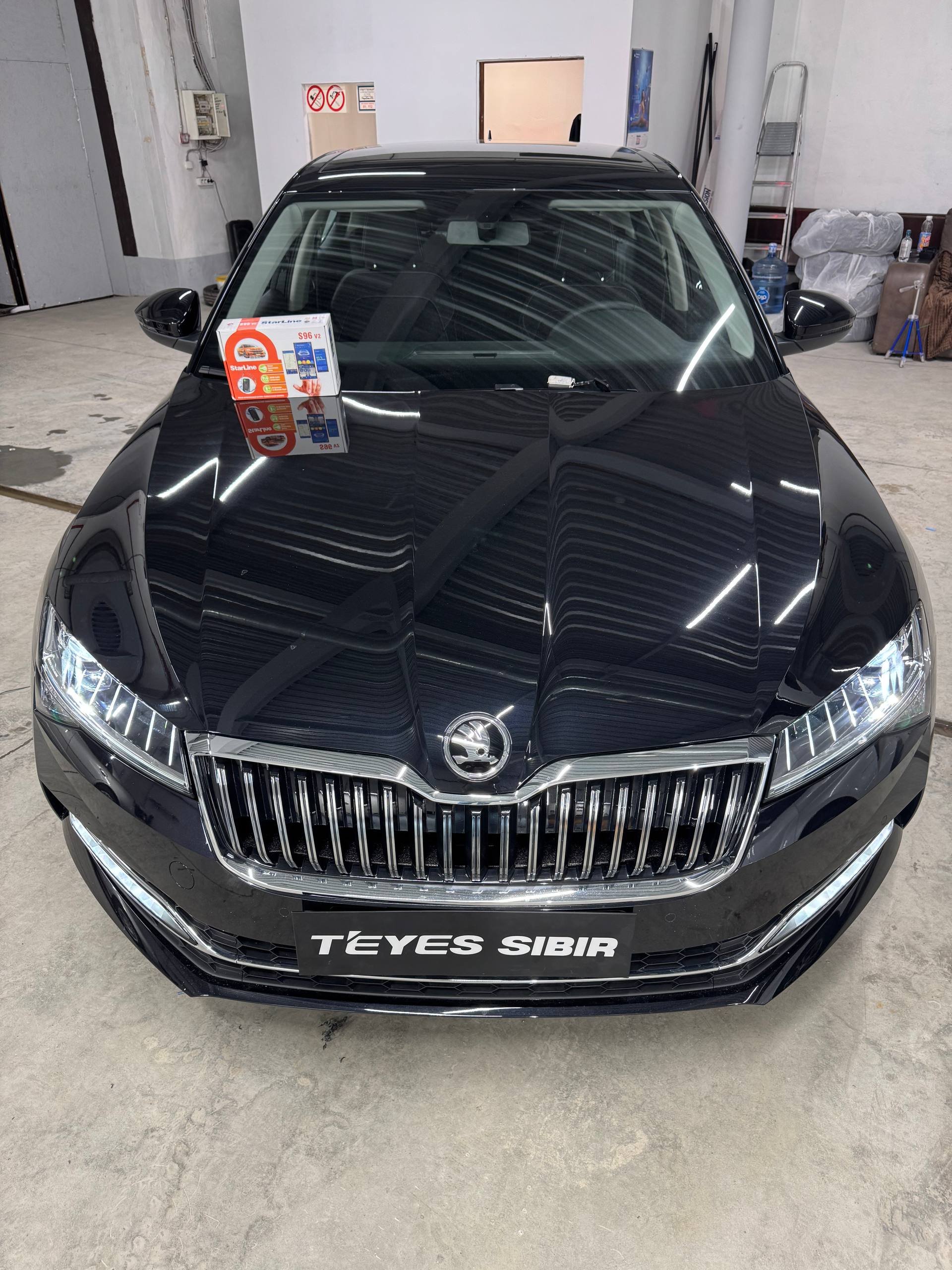 Skoda Superb с упаковкой StarLine S96 v2 в установочном центре.