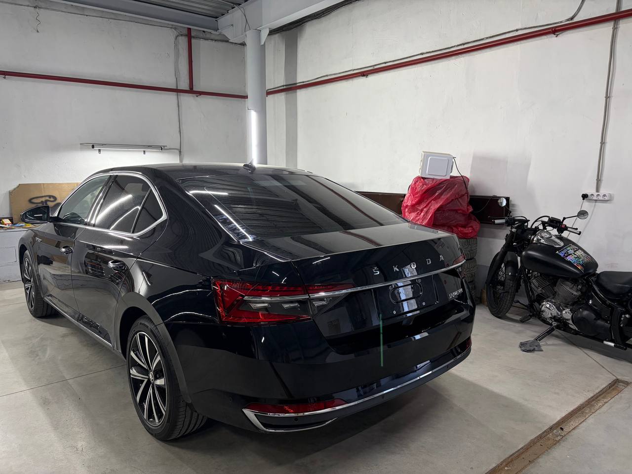 Skoda Superb в установочном центре, дополнительный ракурс.