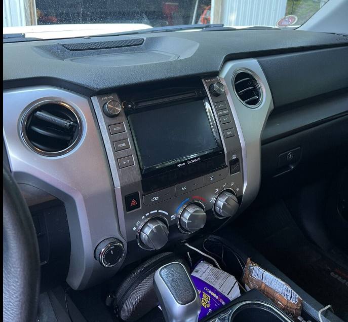 Штатная мультимедиа Toyota Tundra XK50 (2019) до установки TEYES CC3 2K в Новосибирске