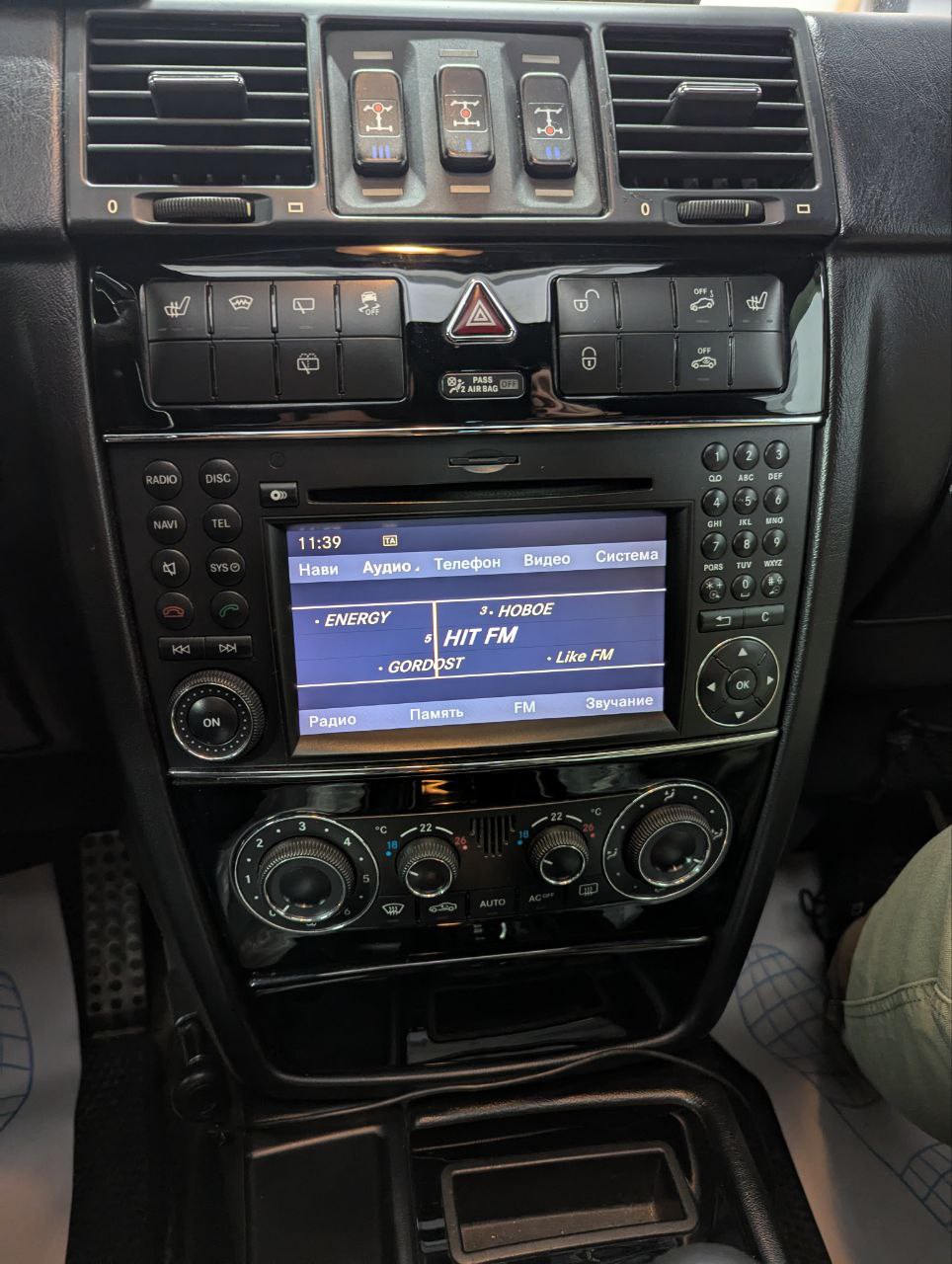 Штатная мультимедиа Mercedes G class W463 (Гелик) до установки TEYES CC3L в Новосибирске