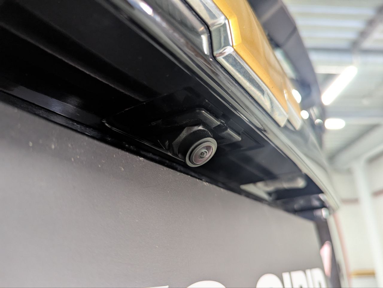 Крупный план передней камеры 360° после установки в Chevrolet Tahoe