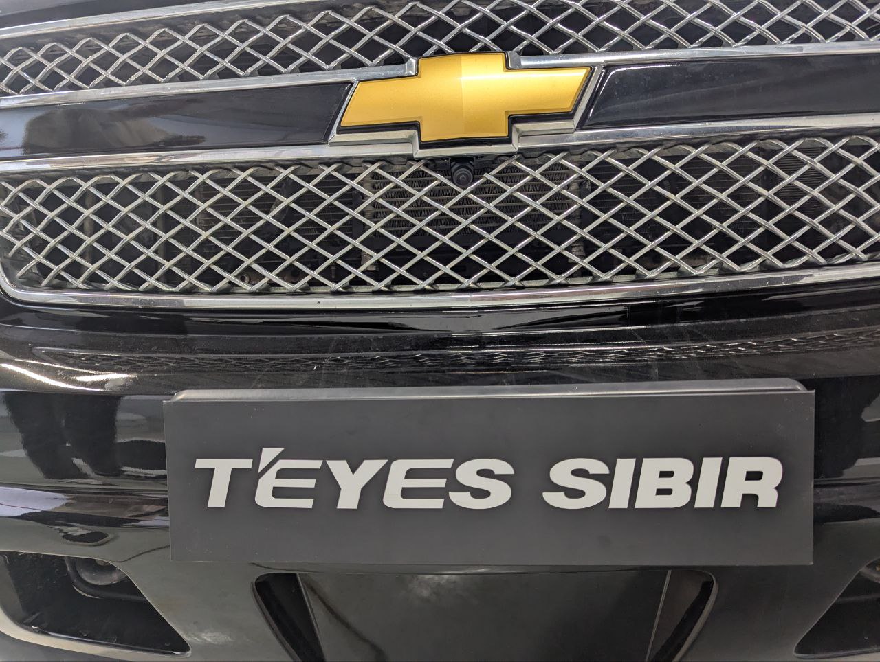Передняя камера кругового обзора под эмблемой Chevrolet в Chevrolet Tahoe