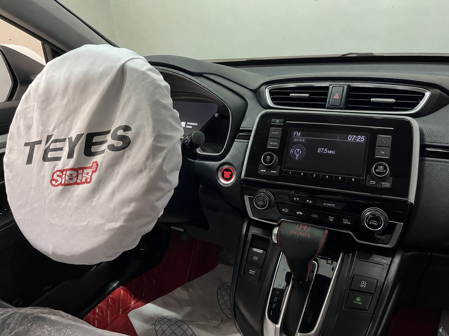 Иллюстрация штатной мультимедиа Honda CR-V до установки TEYES CC3 2K в Новосибирске