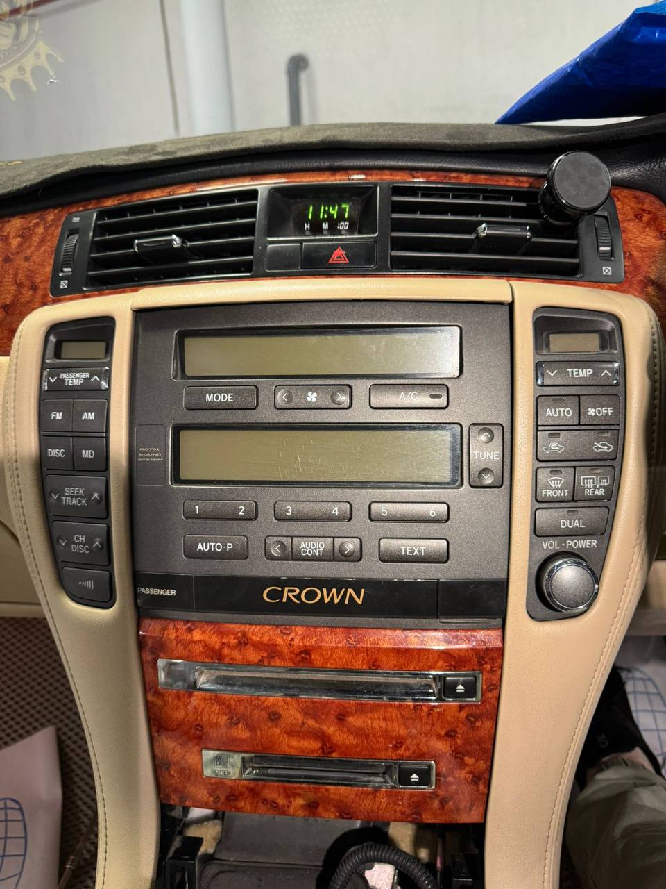 Штатная мультимедиа Toyota crown ( года) до установки TEYES CC3 2K в Новосибирске