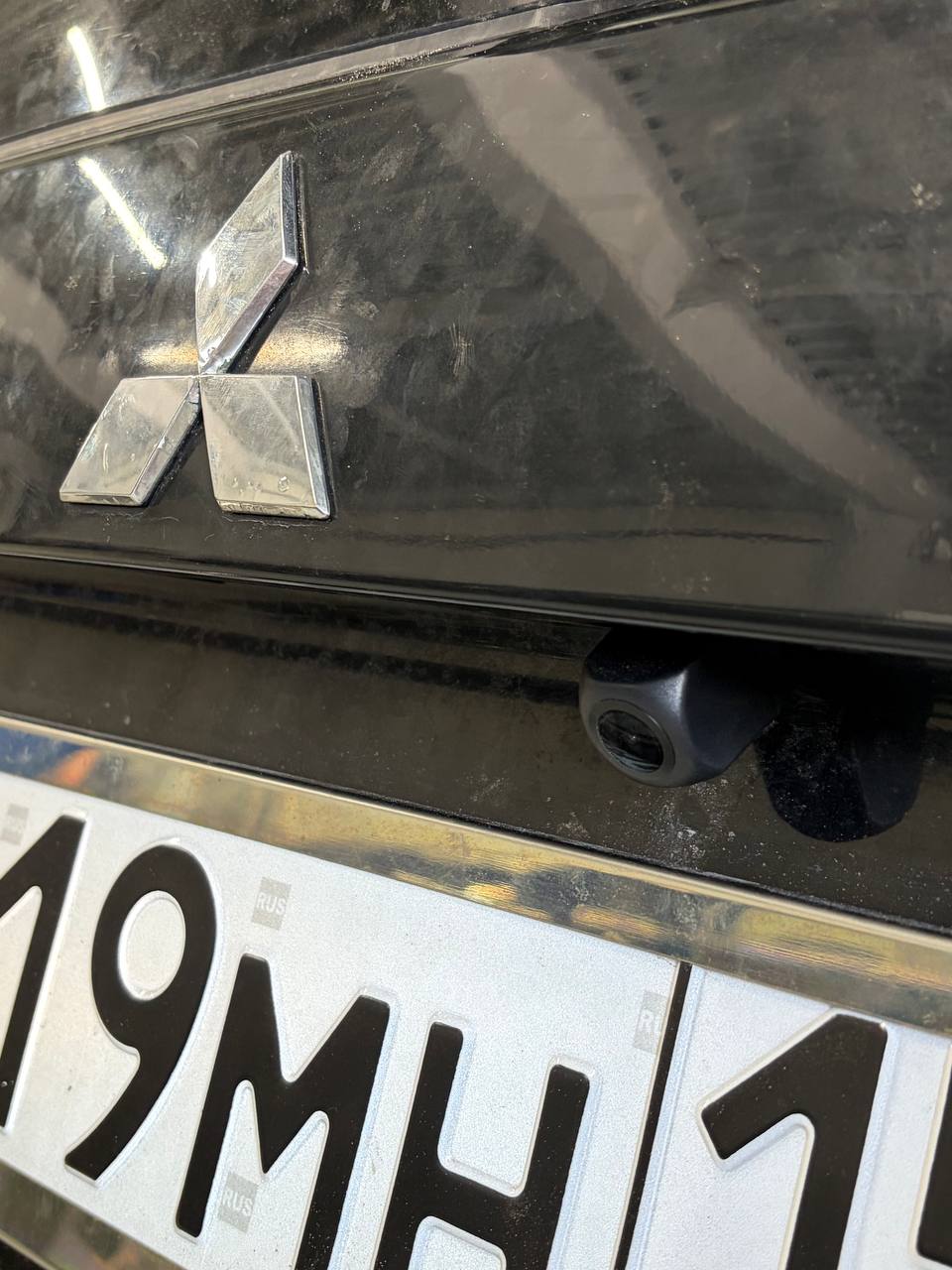 Камера заднего вида для Mitsubishi Outlander перед установкой