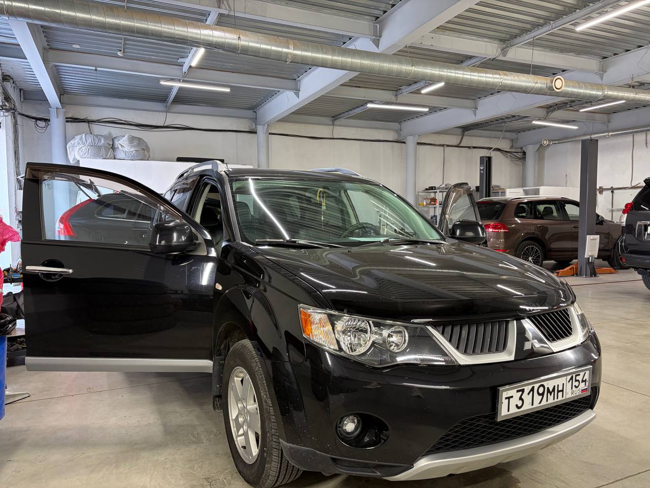 Mitsubishi Outlander в установочном центре TEYES Sibir