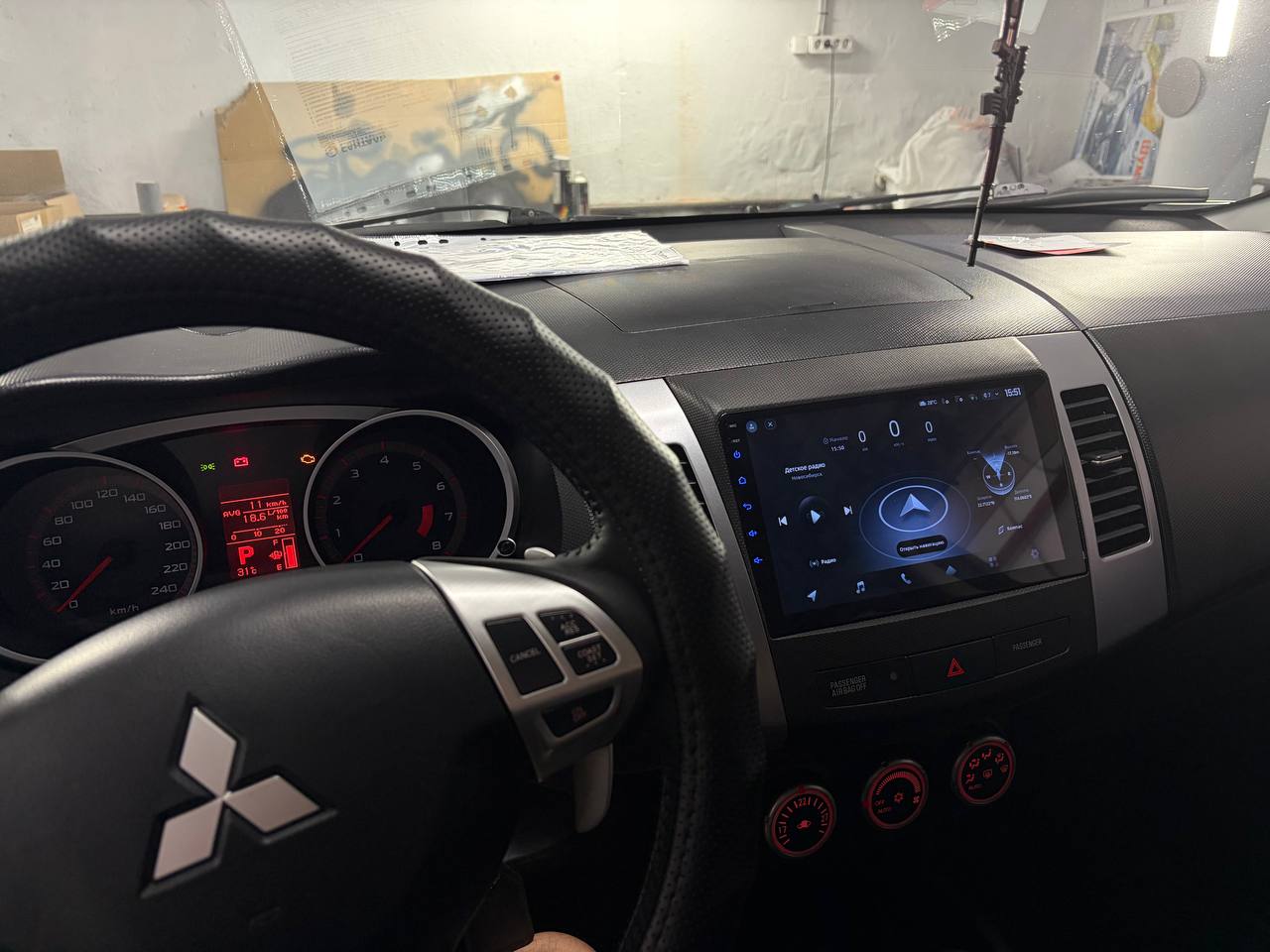Установленная мультимедийная система TEYES CC3 в Mitsubishi Outlander