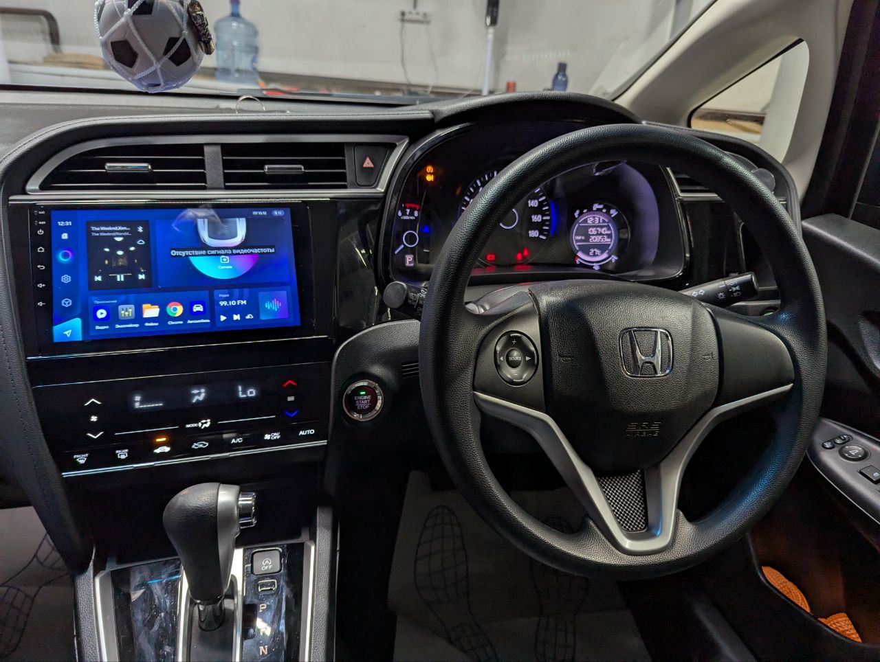 Установленная мультимедиа TEYES CC3L в салоне Honda Shuttle