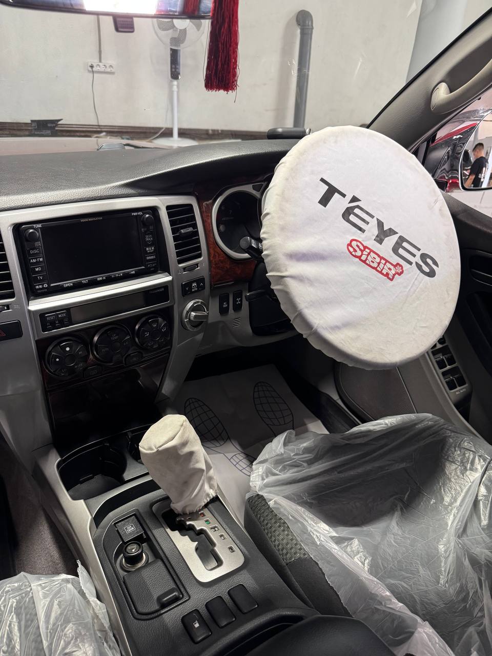 Штатная мультимедиа Toyota Surf до установки TEYES CC3 2K в Новосибирске