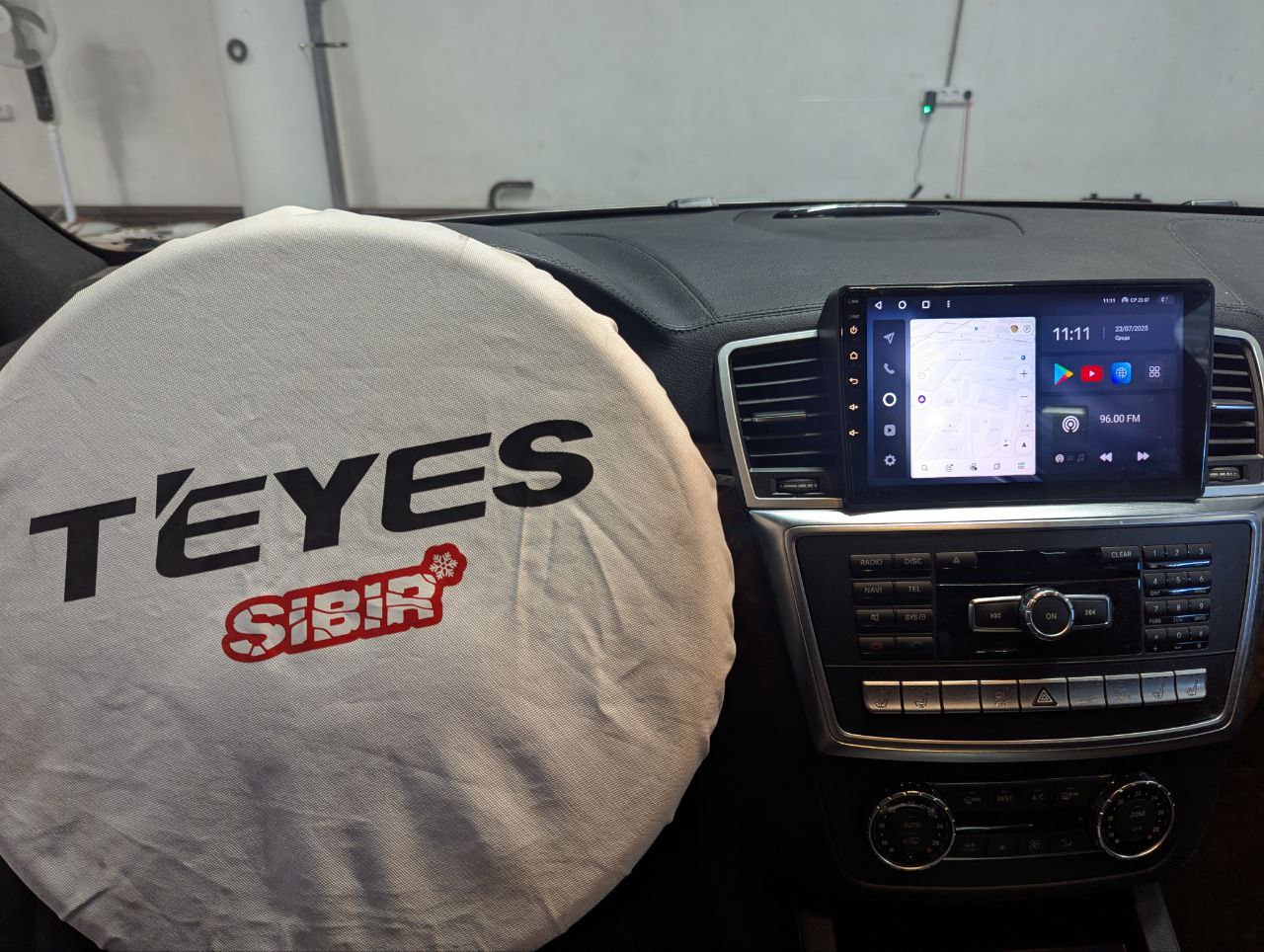 Штатная мультимедиа Mercedes ML350 до установки TEYES CC3 2K в Новосибирске