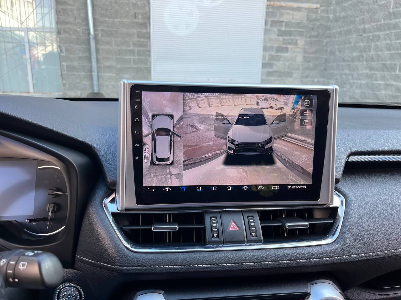 установка камер кругового обзора 360° на Toyota RAV4