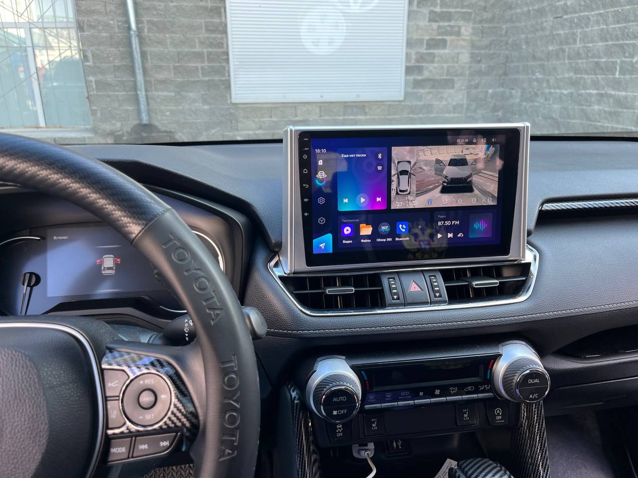 установленная мультимедиа TEYES CC3 на Toyota RAV4 для приложений и повседневных сценариев