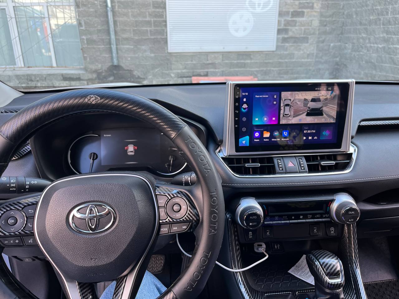 аккуратная интеграция мультимедиа TEYES CC3 в салон Toyota RAV4