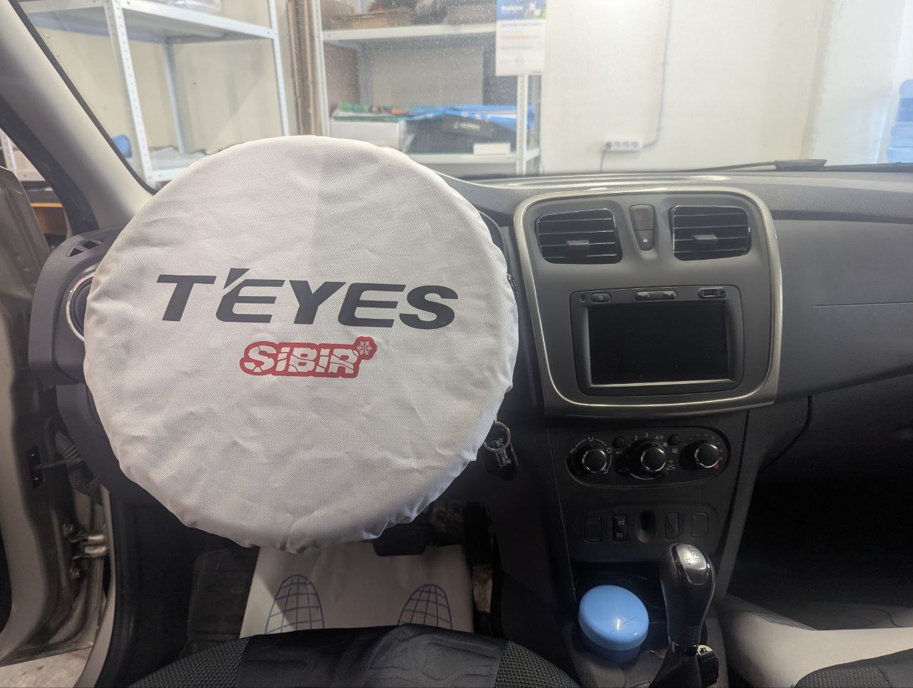 Установка TEYES CC3 2K в Renault Logan 2 — штатная панель автомобиля до монтажа