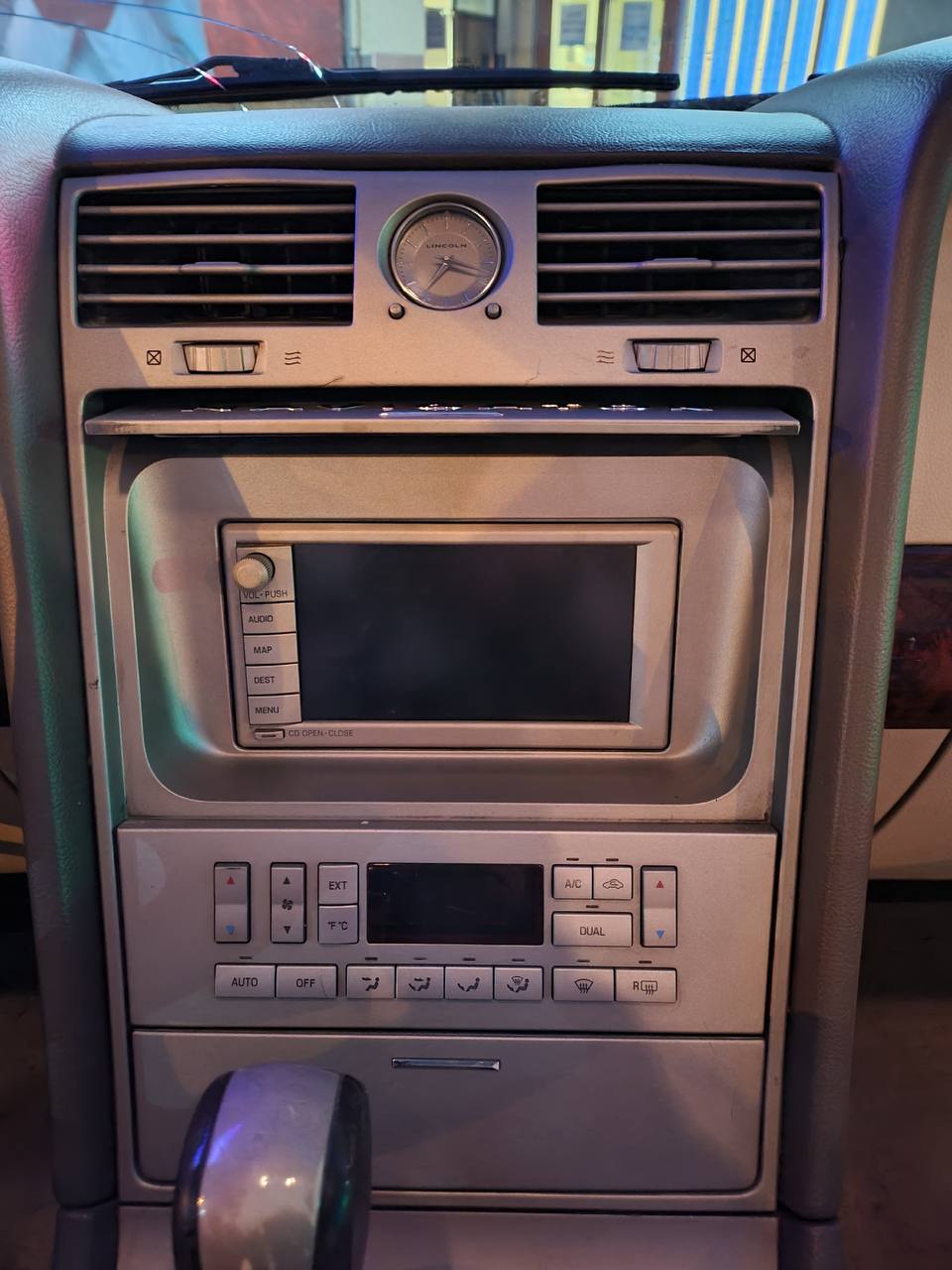 Штатная мультимедиа Lincoln Navigator - (2002) до установки TEYES CC3 2K в Новосибирске