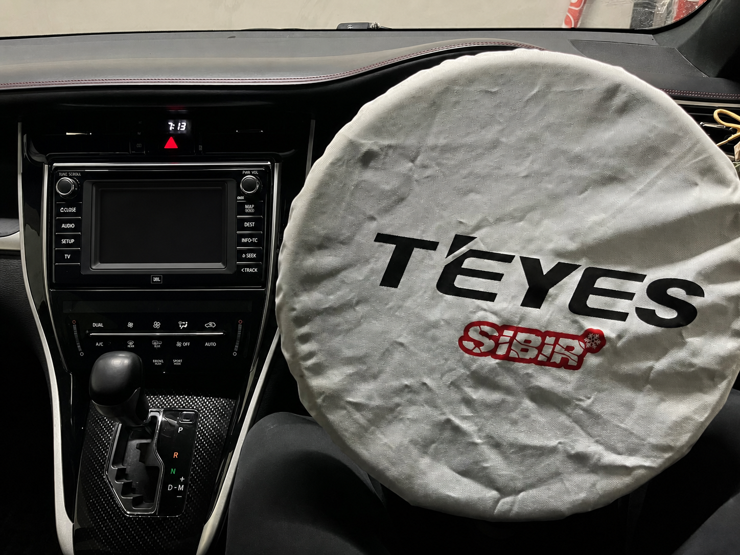 Иллюстрация штатной мультимедиа Toyota Harrier + (2017) до установки TEYES CC3 2K в Новосибирске