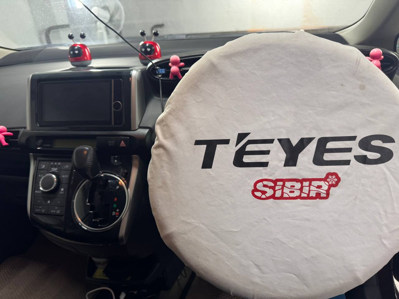 Штатная мультимедиа Toyota Wish до установки TEYES CC3 2K в Новосибирске