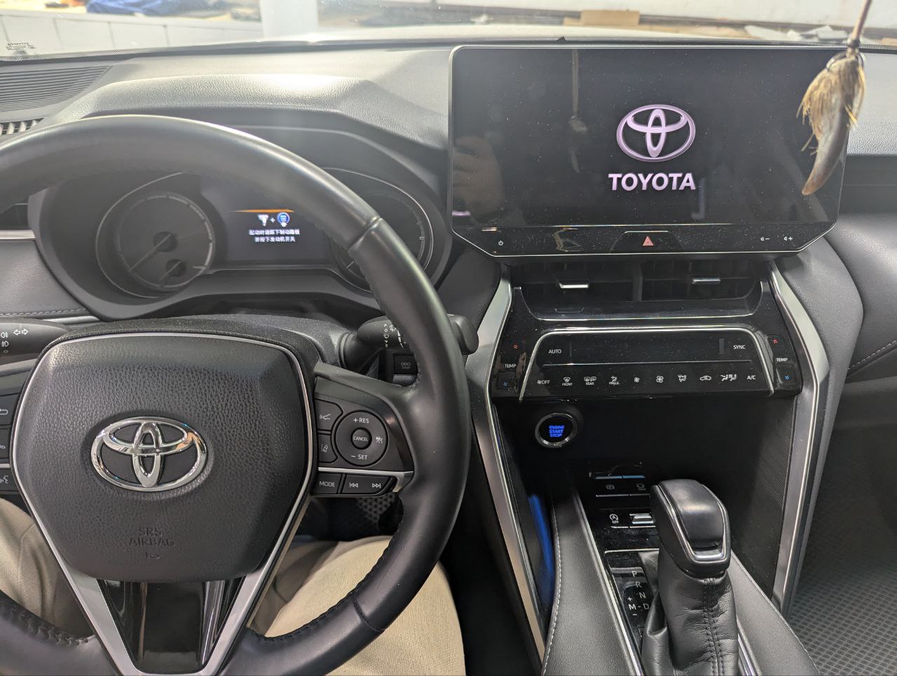 Штатная мультимедиа Toyota Harrier до установки TEYES LUX ONE