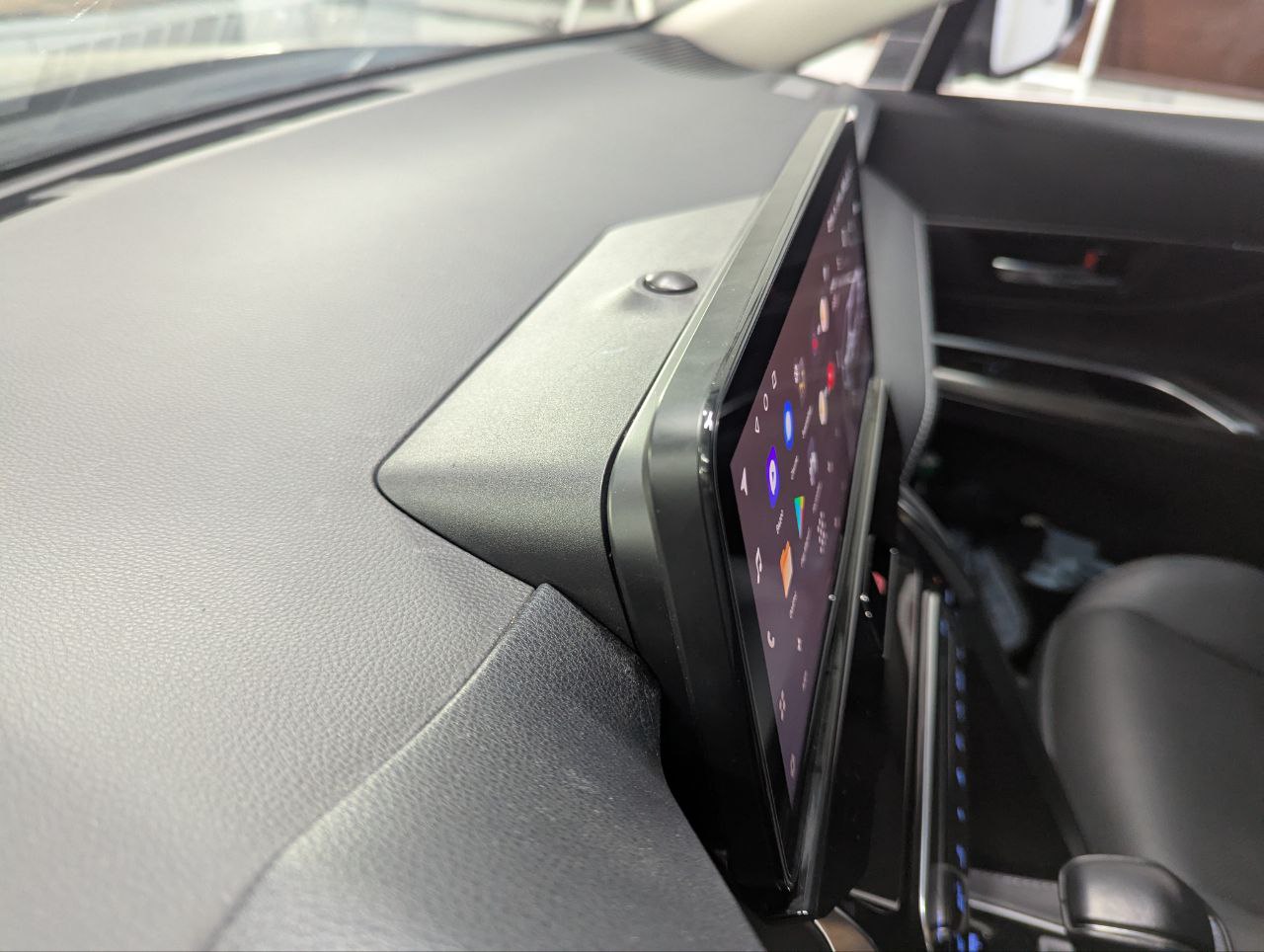 Toyota Harrier в установочном центре после установки TEYES LUX ONE